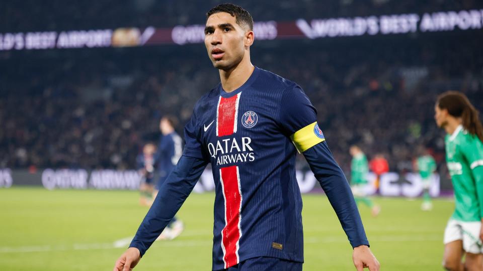 Achraf Hakimi ăn mừng cùng đồng đội tại PSG