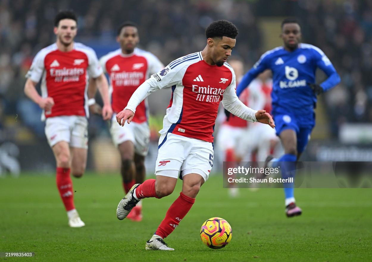 Ethan Nwaneri of Arsenal runs with the ball during the Premier League match between Leicester City FC and Arsenal FC (Credit: Shaun Botterill/GettyImages).