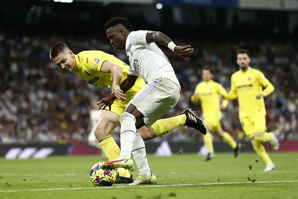 Juan Foyth vui vẻ đối đầu Vinicius Jr. (Ảnh: Aitor Alcalde/Getty Images)