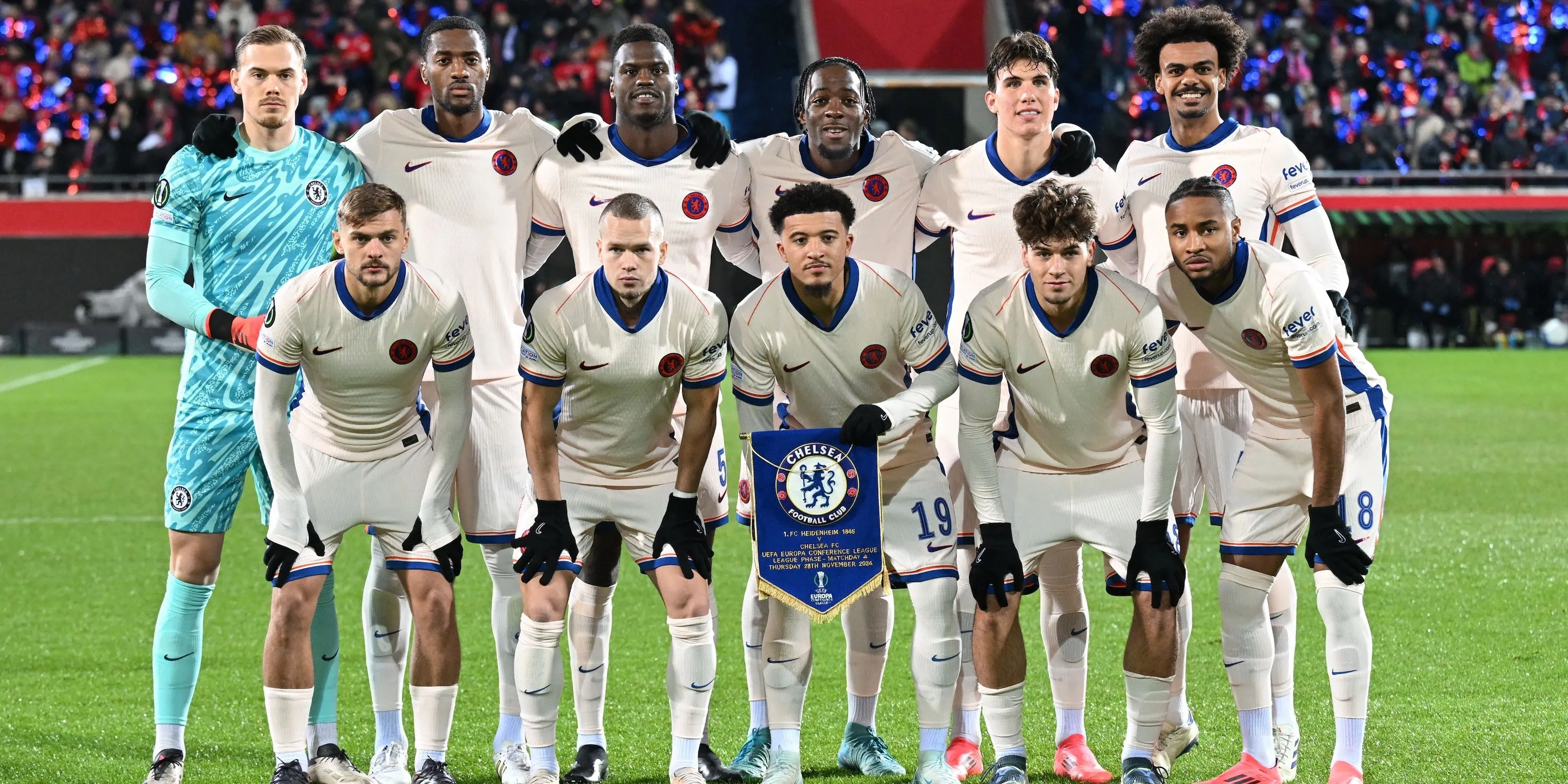 Dàn cầu thủ Chelsea chụp ảnh tập thể trước trận đấu tại Ngoại hạng Anh