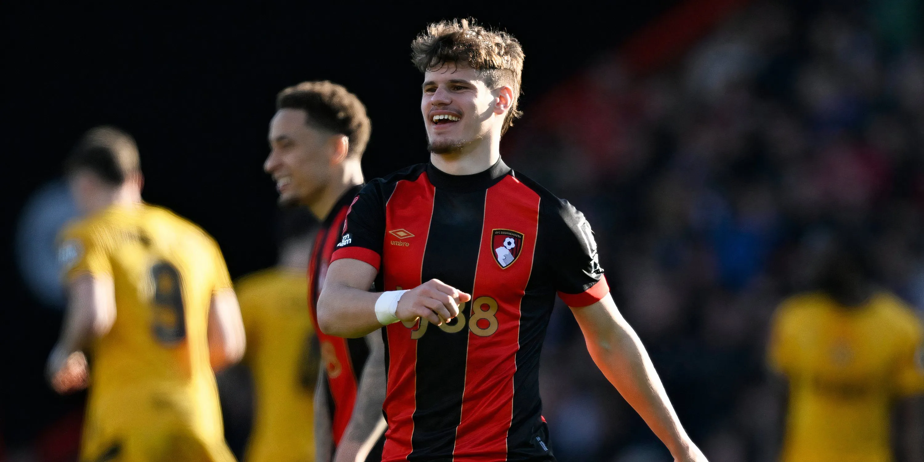 Hậu vệ trái Milos Kerkez thi đấu năng nổ trong màu áo Bournemouth tại Ngoại hạng Anh