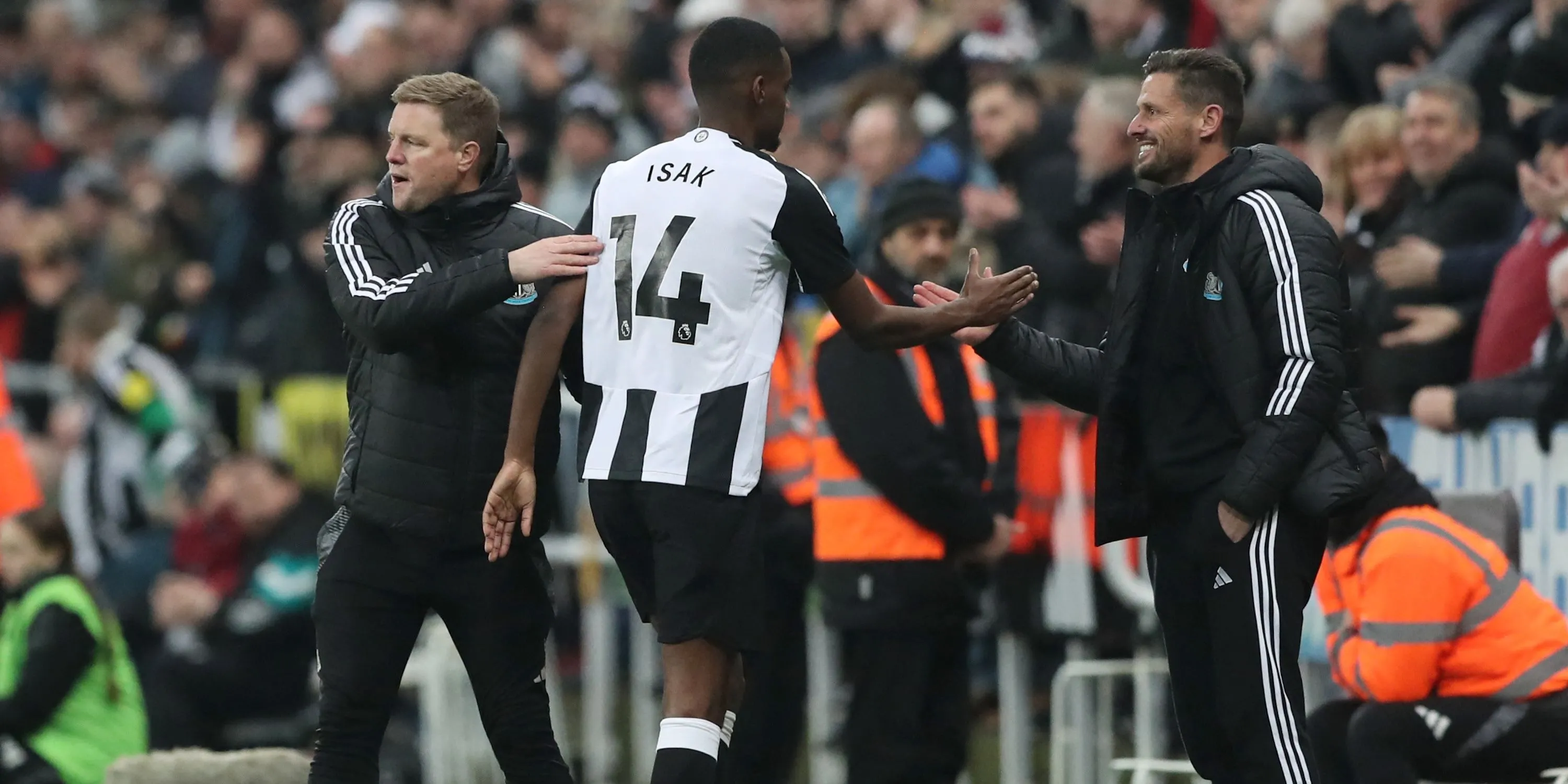 HLV Eddie Howe trao đổi cùng tiền đạo Alexander Isak của Newcastle United trên sân tập