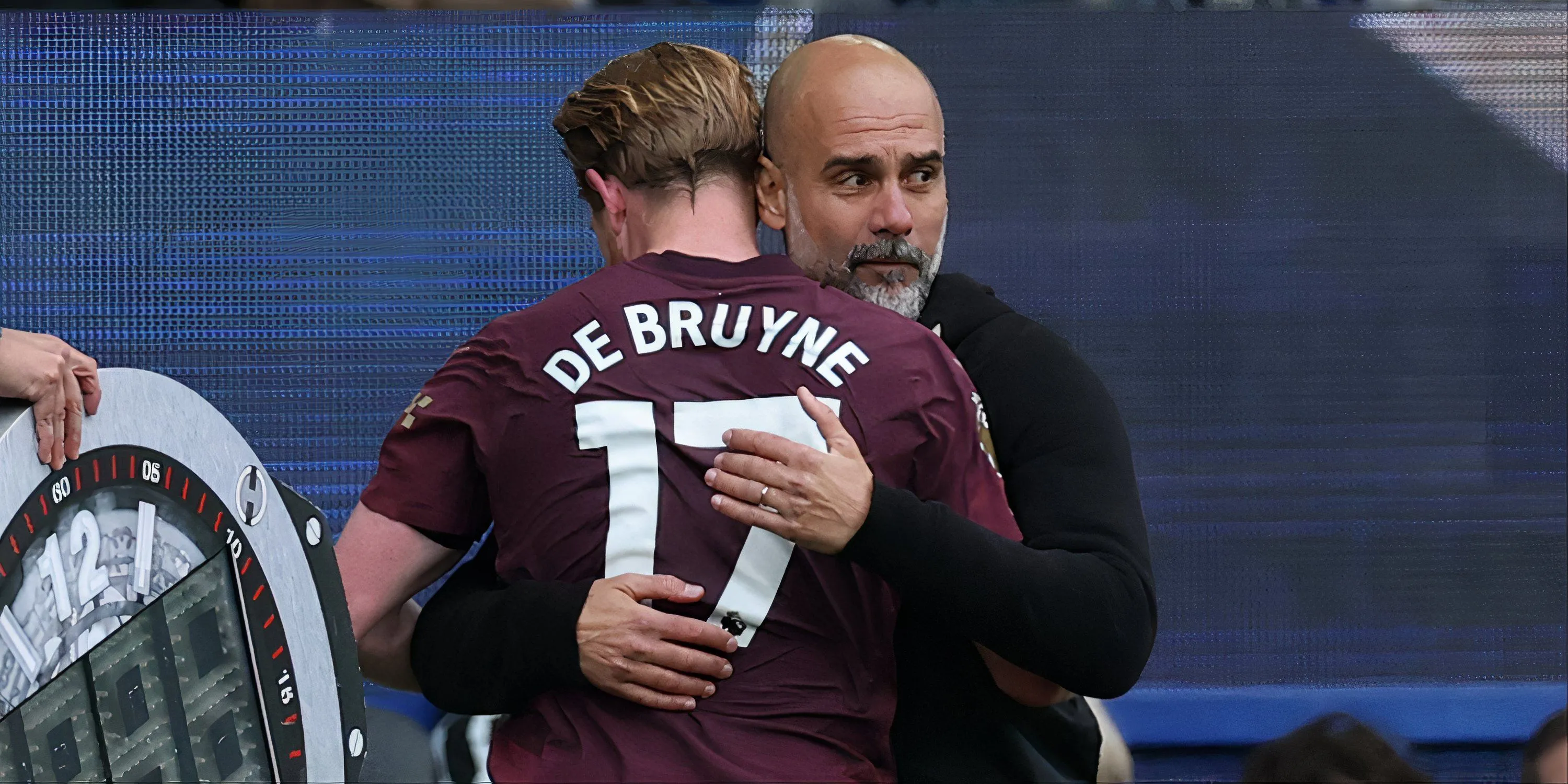 Kevin De Bruyne thảo luận chiến thuật cùng HLV Pep Guardiola tại Man City