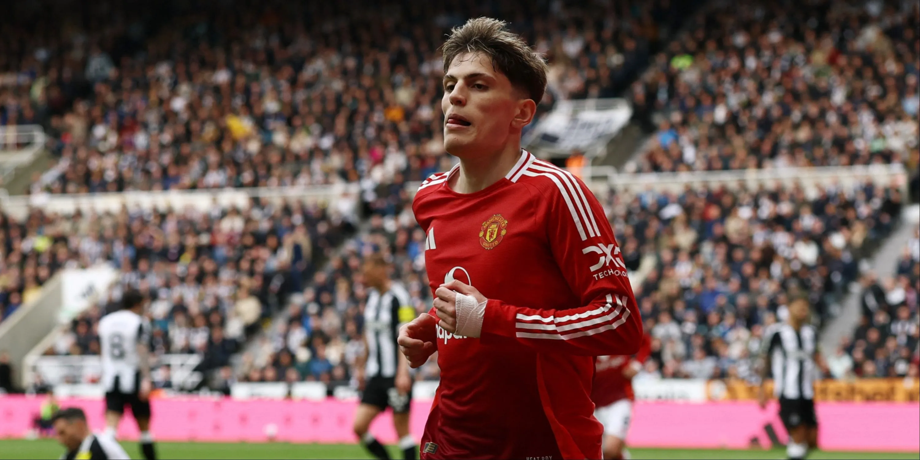 Alejandro Garnacho của Manchester United biểu diễn kỹ thuật trên sân.