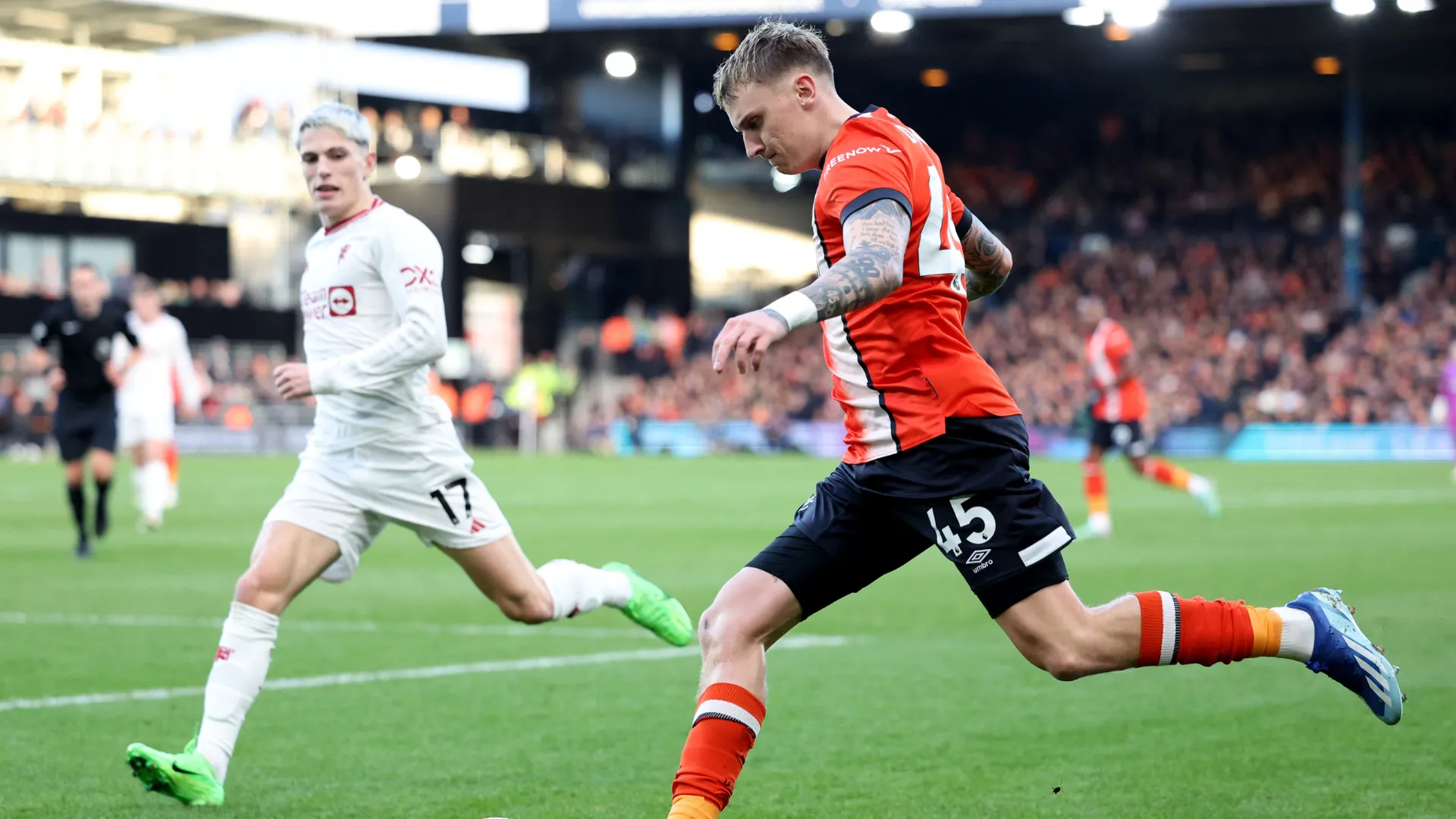 Alfie Doughty, ngôi sao của Luton Town, đối mặt với tương lai bất định sau khi đội bóng xuống hạng League One.