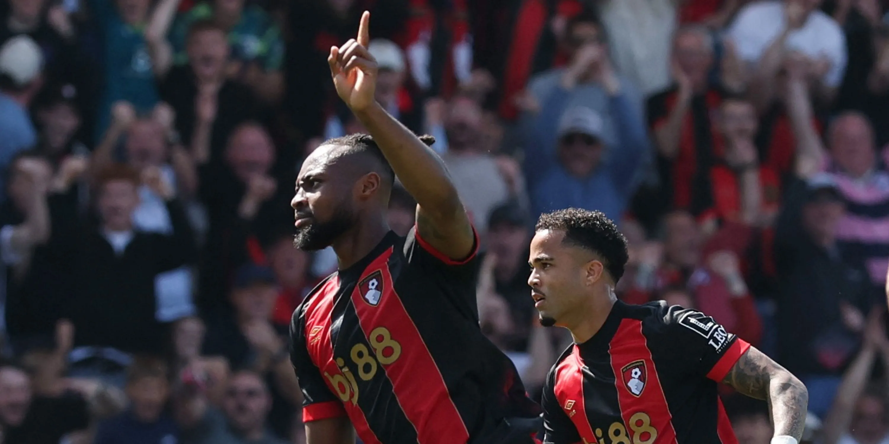 Antoine Semenyo của Bournemouth đi bóng kỹ thuật qua đối thủ trong một trận đấu Premier League
