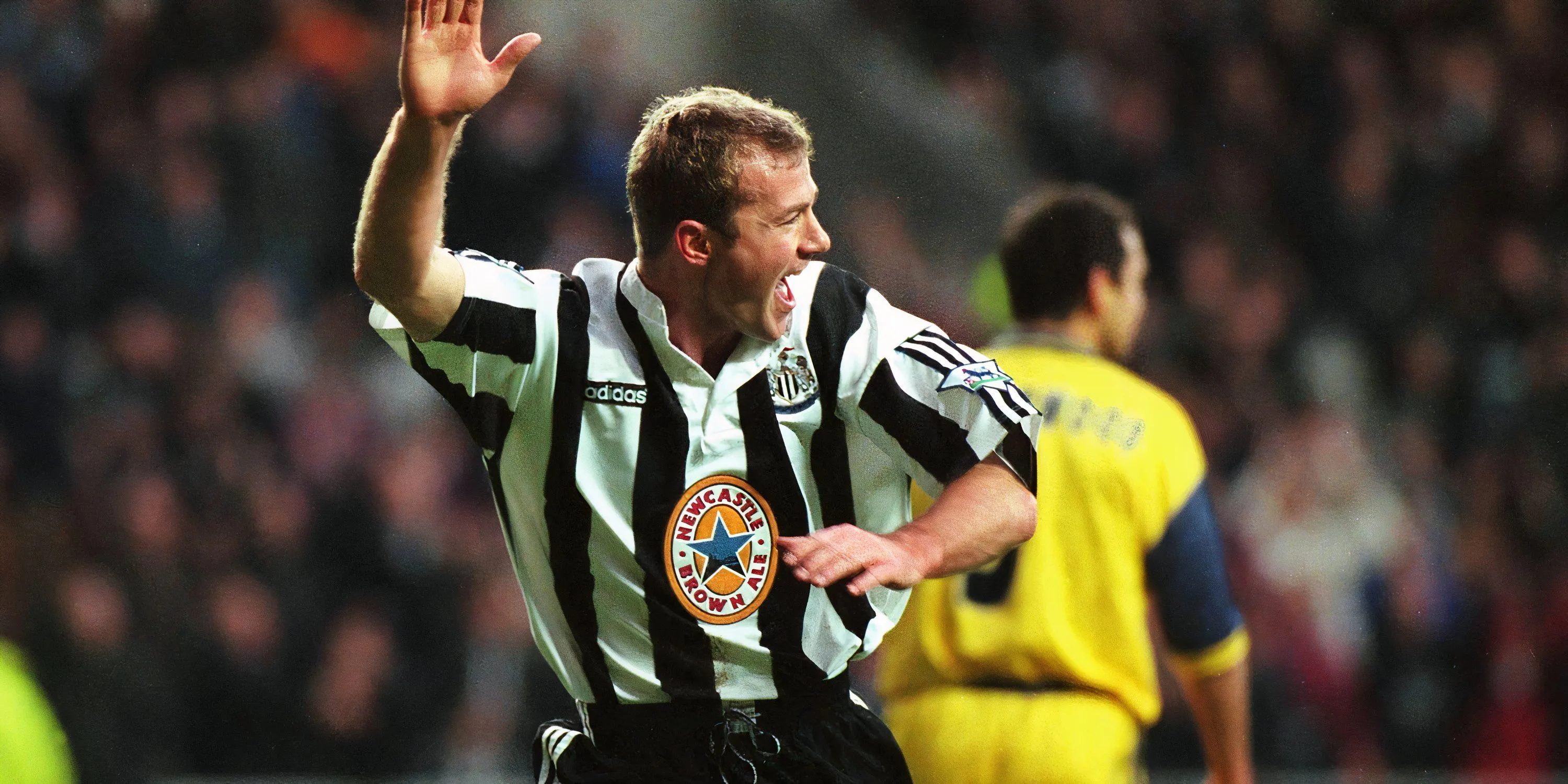 Bộ áo đấu Newcastle với tên Alan Shearer