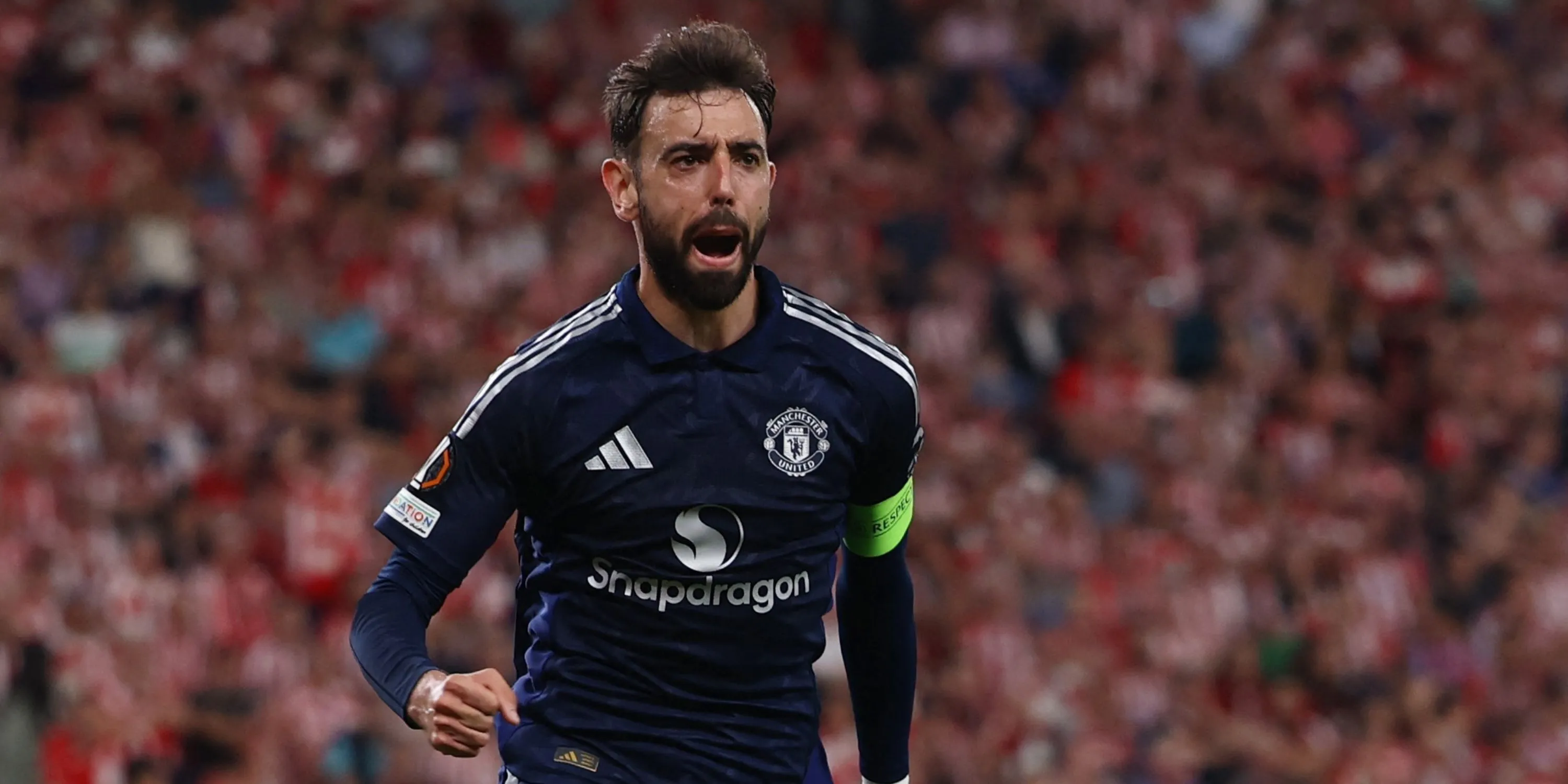 Bruno Fernandes tiền vệ Man Utd thi đấu nỗ lực trên sân