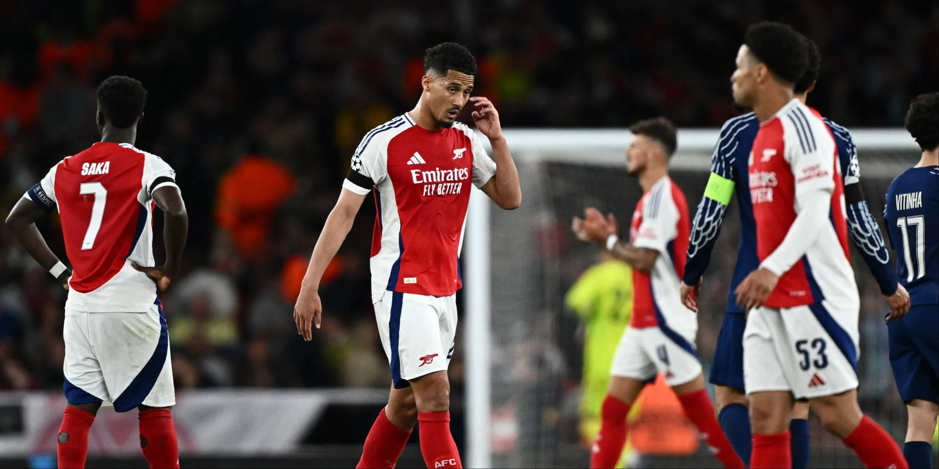 Bukayo Saka và William Saliba trong màu áo Arsenal chuẩn bị cho trận đấu quan trọng tại Champions League với PSG