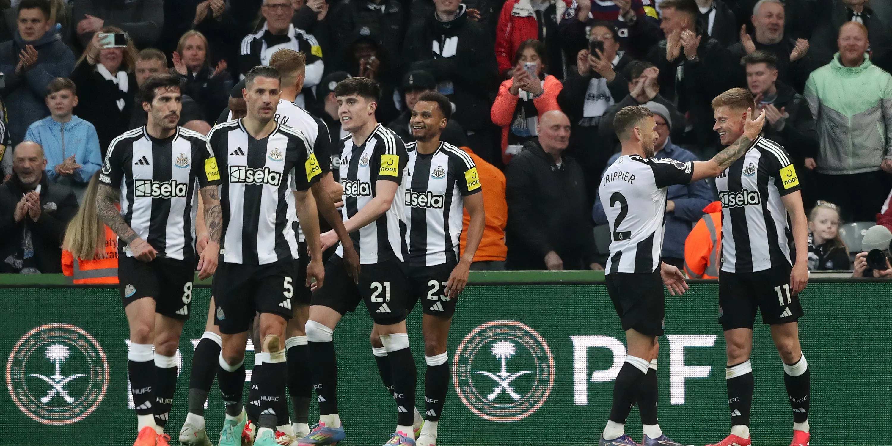 Các cầu thủ Newcastle ăn mừng chiến thắng