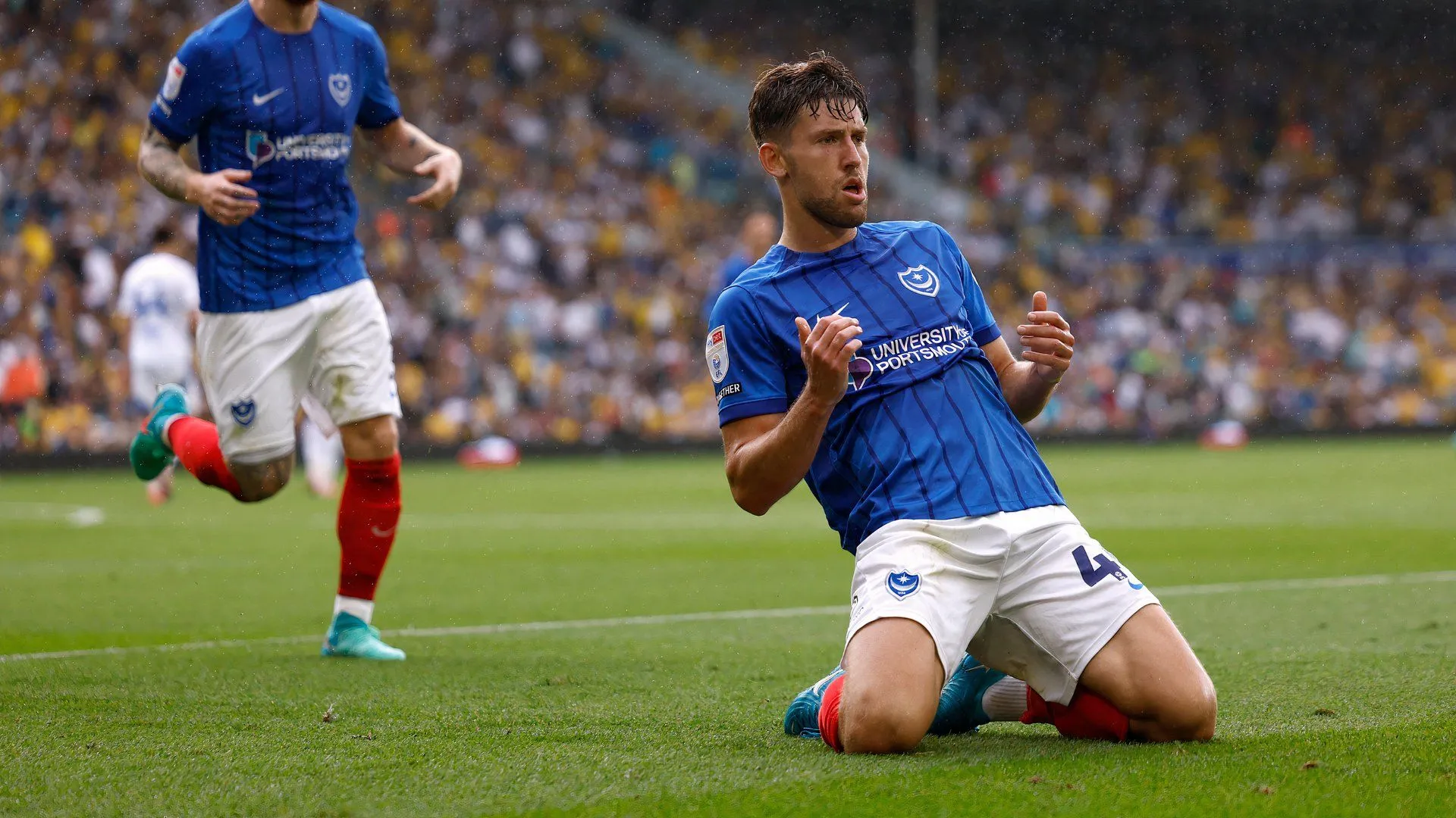 Callum Lang, tiền đạo của Portsmouth, ăn mừng bàn thắng tại Championship