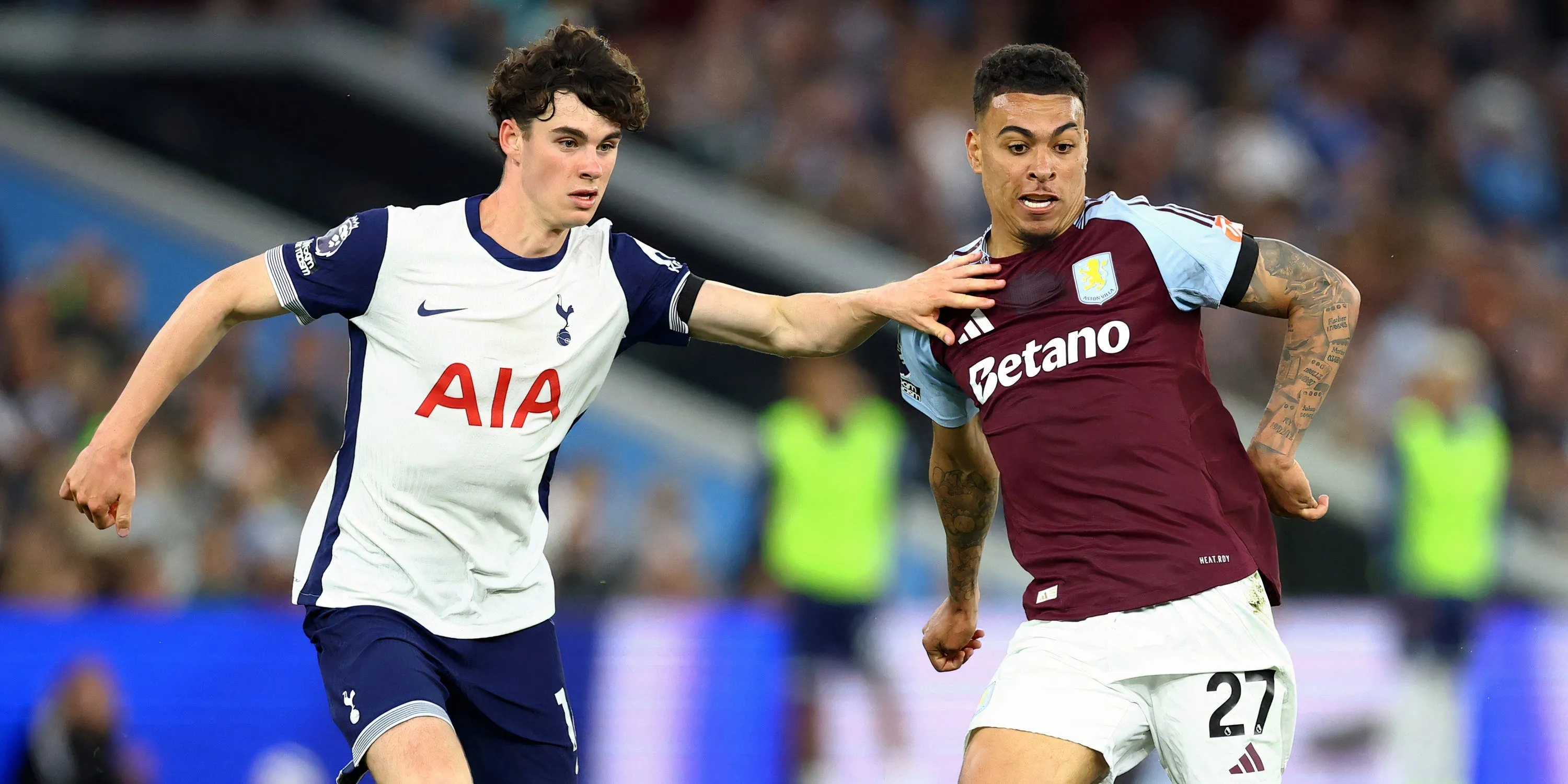 Cầu thủ Archie Gray trên sân, bối cảnh liên quan trận thua của Tottenham