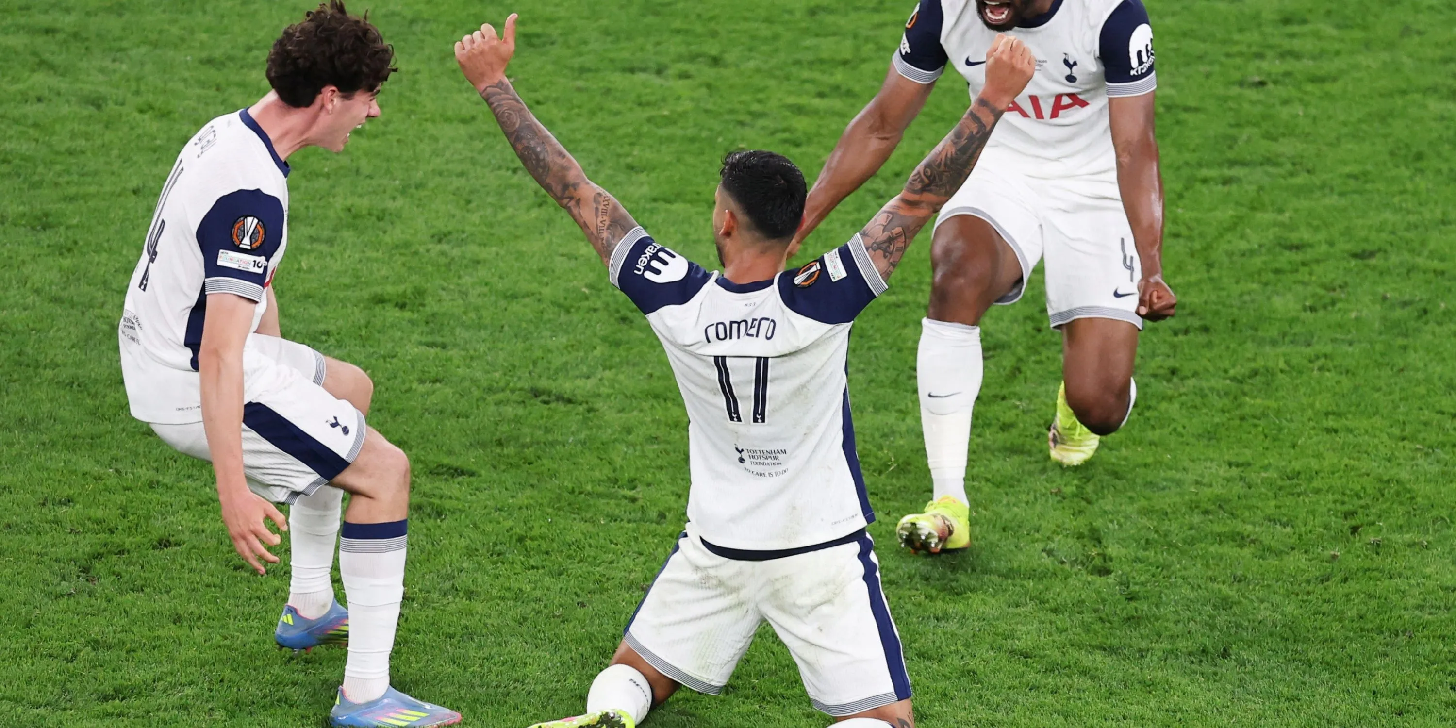 Cầu thủ Tottenham ăn mừng danh hiệu Europa League sau chiến thắng trước Manchester United