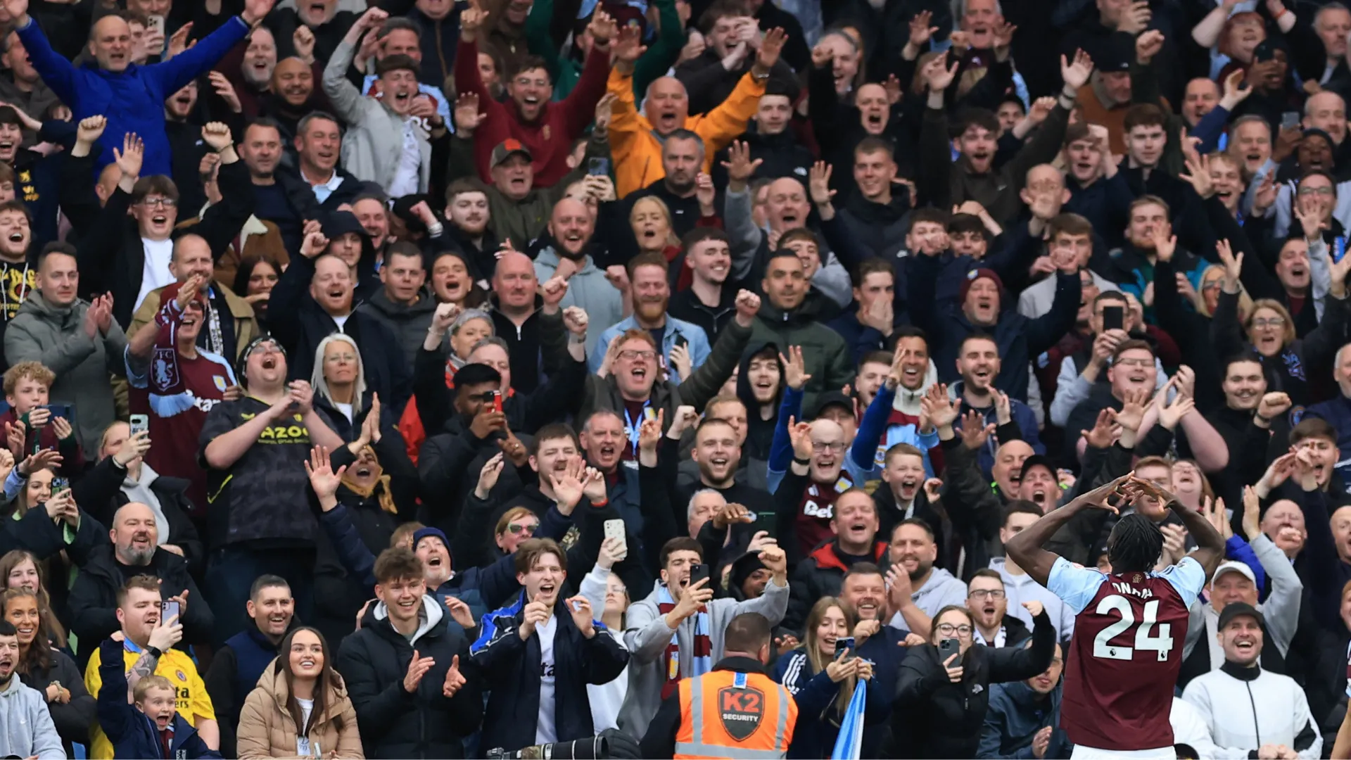 Cổ động viên Aston Villa tạo nên bầu không khí sôi động tại Villa Park