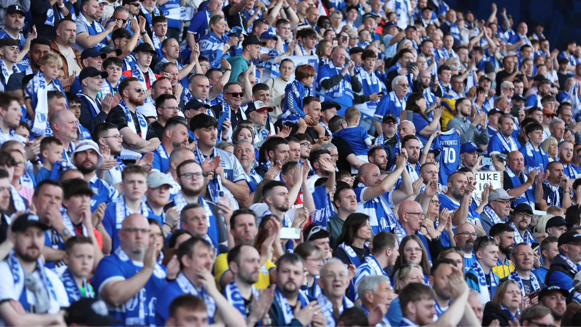 Cổ động viên Birmingham City ăn mừng cuồng nhiệt trên khán đài sân St Andrew's