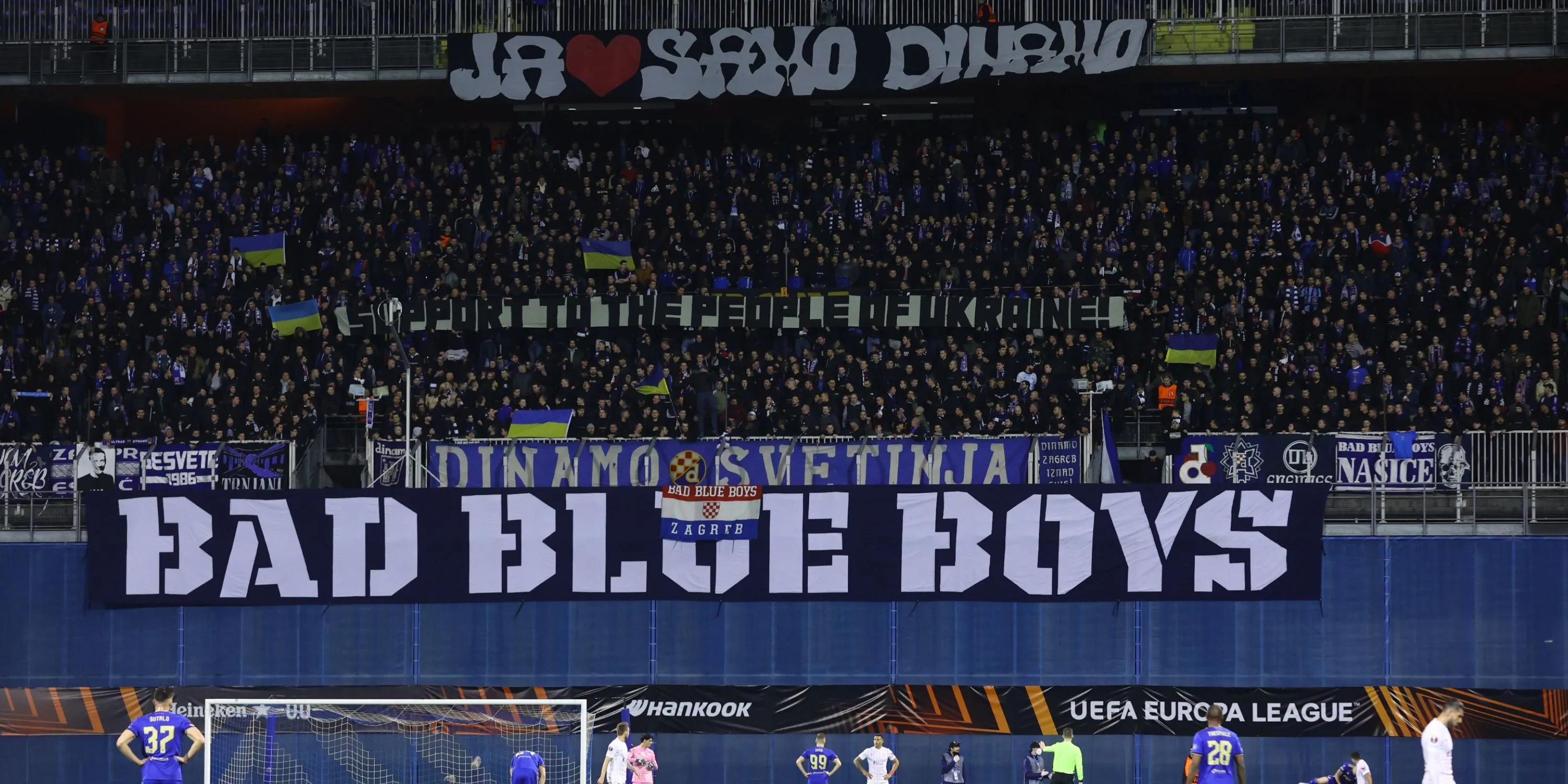 Cổ động viên Dinamo Zagreb (Bad Blue Boys) cổ vũ cuồng nhiệt trong trận đấu