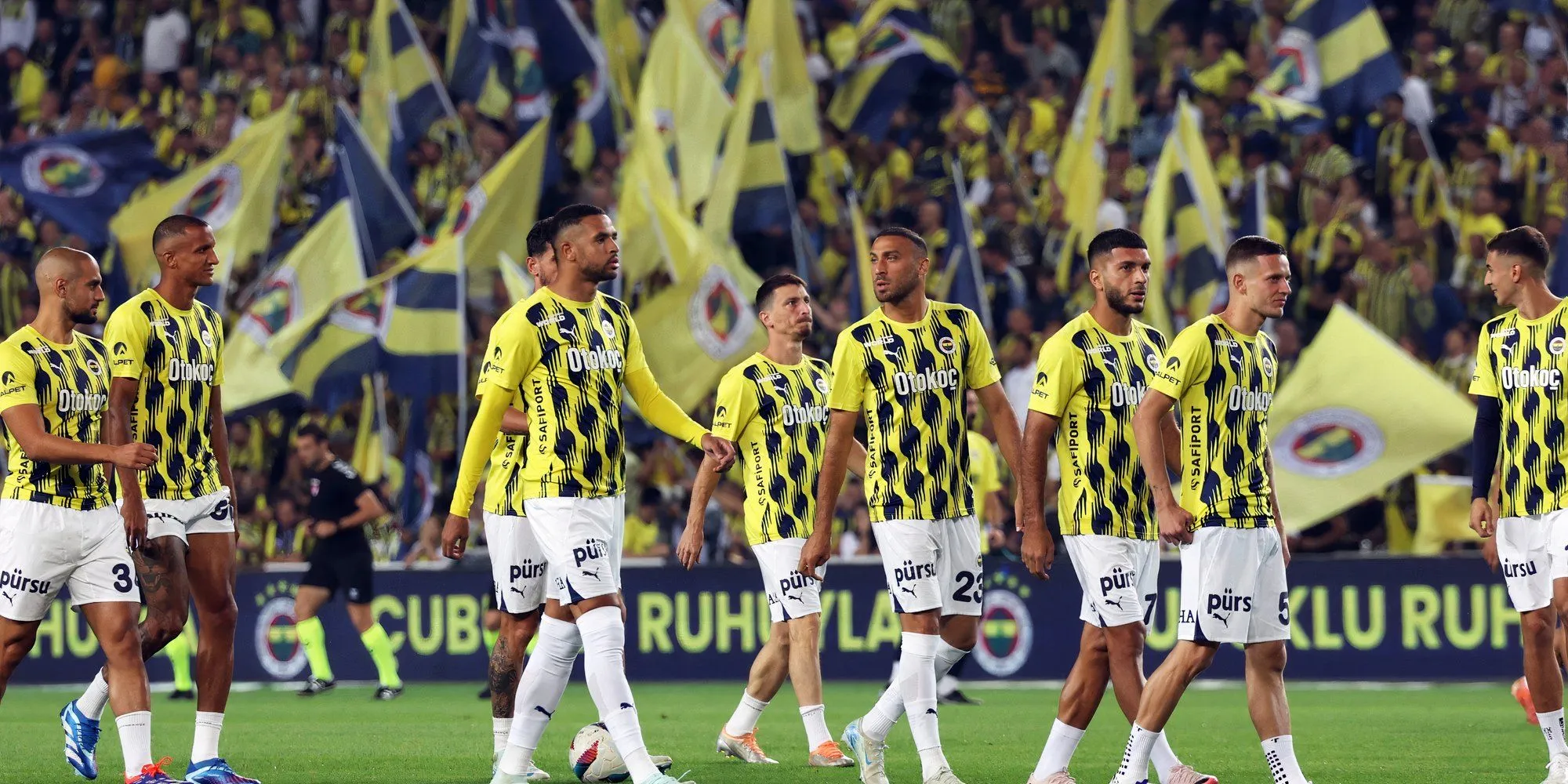Cổ động viên Fenerbahce trình diễn pháo sáng đỏ rực trên khán đài