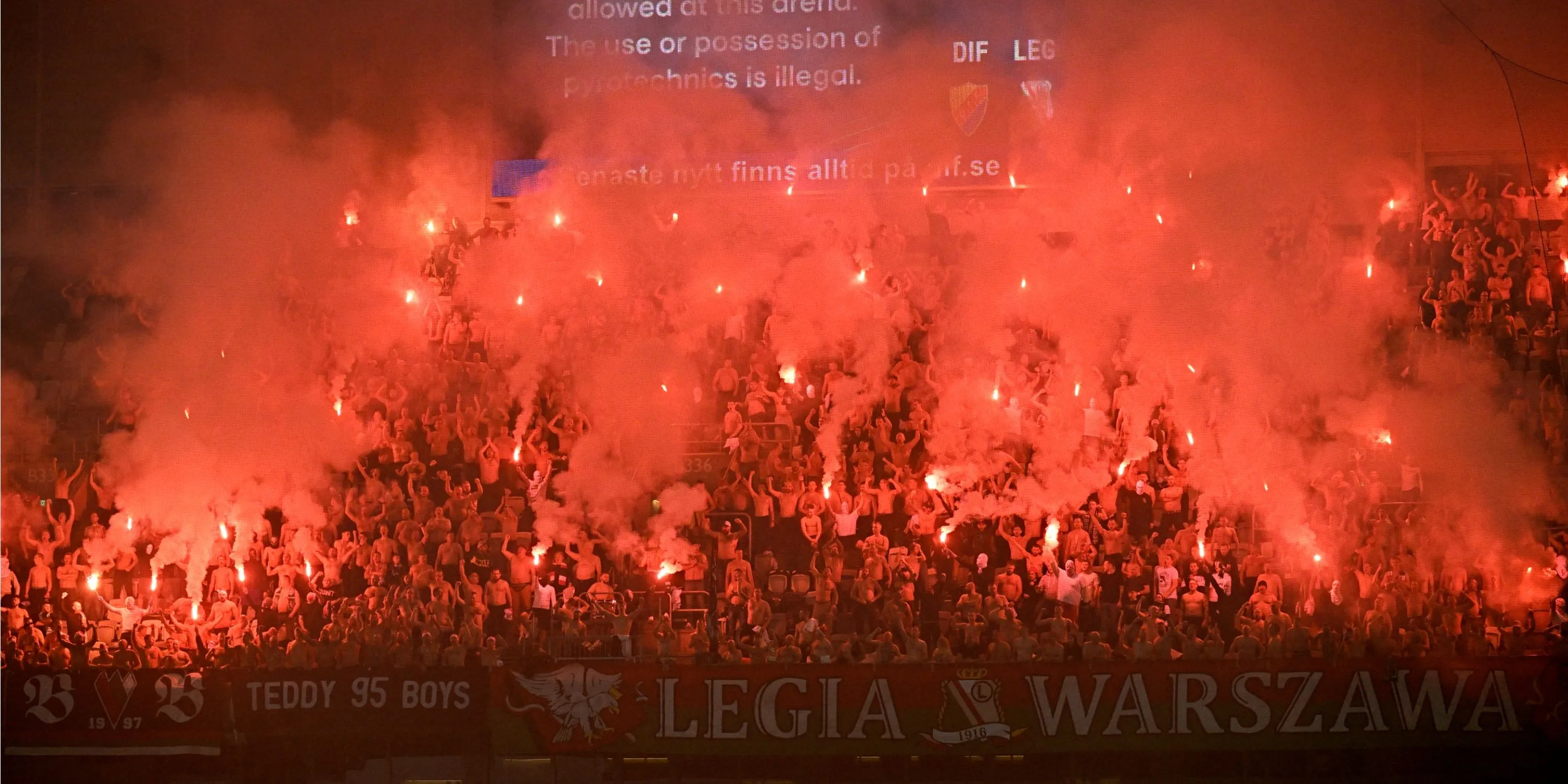 Cổ động viên Legia Warsaw đốt pháo sáng, tạo nên bầu không khí cực đoan