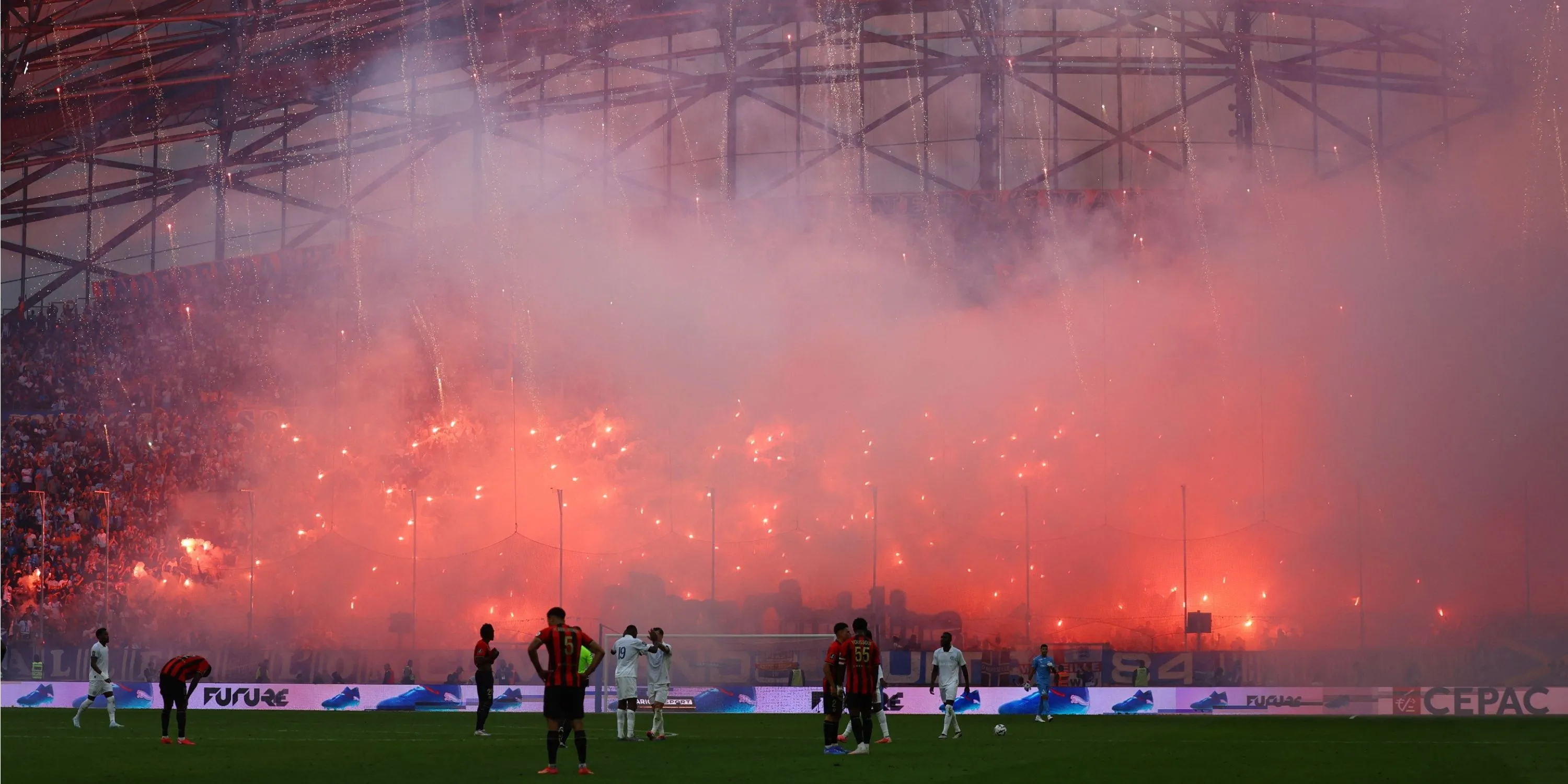 Cổ động viên Marseille đốt pháo sáng rợp trời trong trận đấu