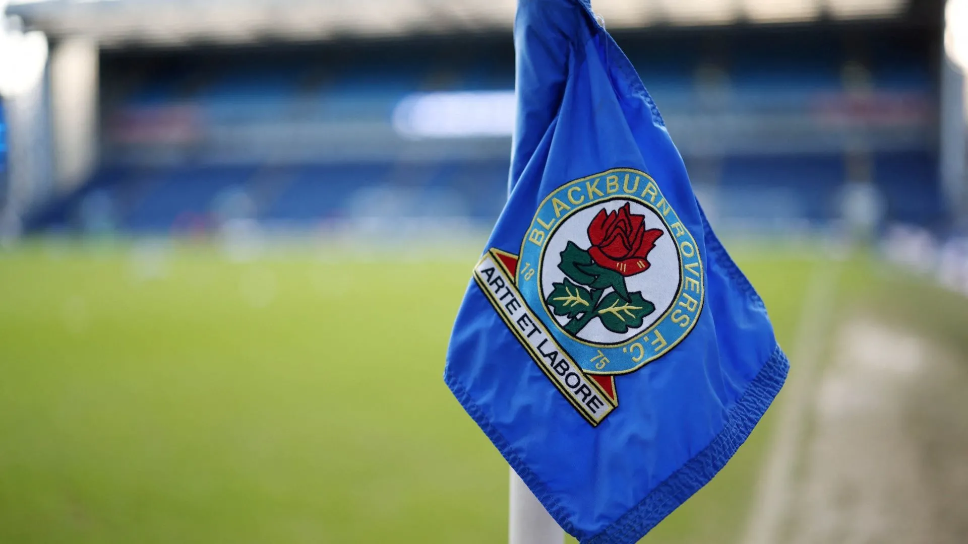 Cờ góc tại sân vận động Ewood Park, sân nhà của Blackburn Rovers