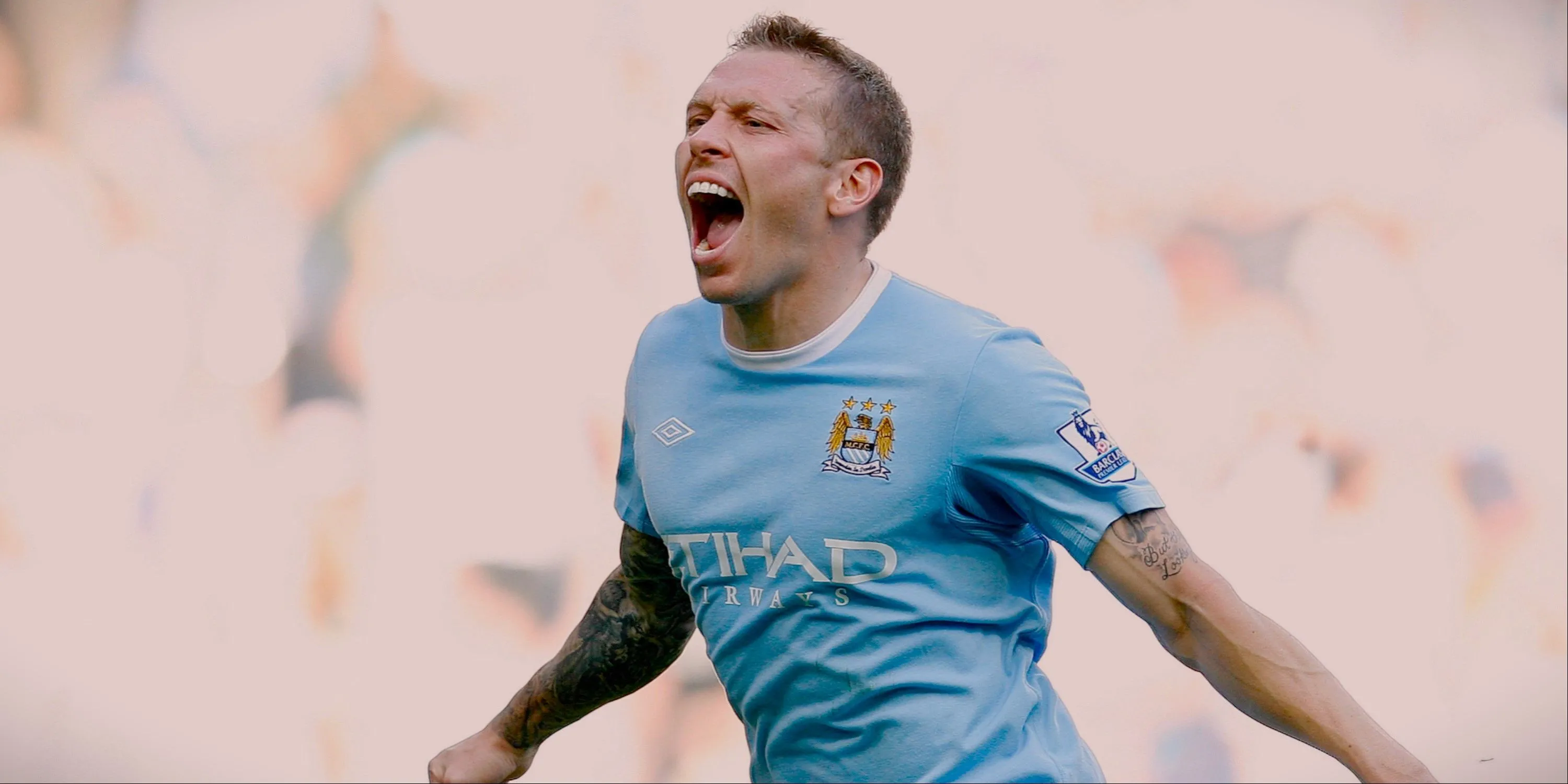 Craig Bellamy ăn mừng bàn thắng cho Manchester City