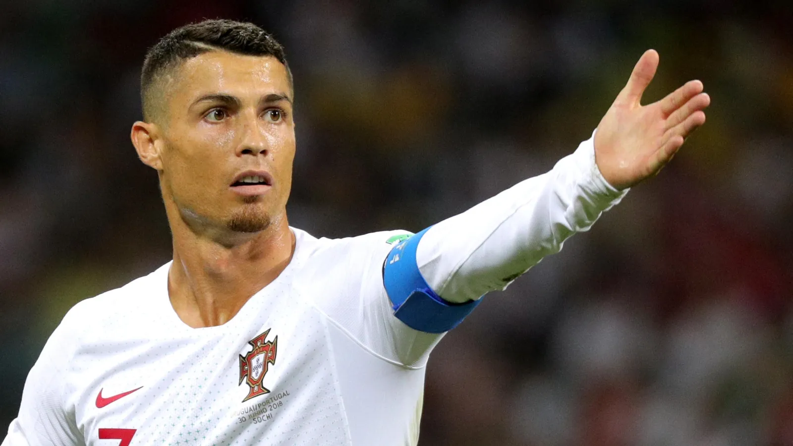 Cristiano Ronaldo thi đấu cho đội tuyển Bồ Đào Nha