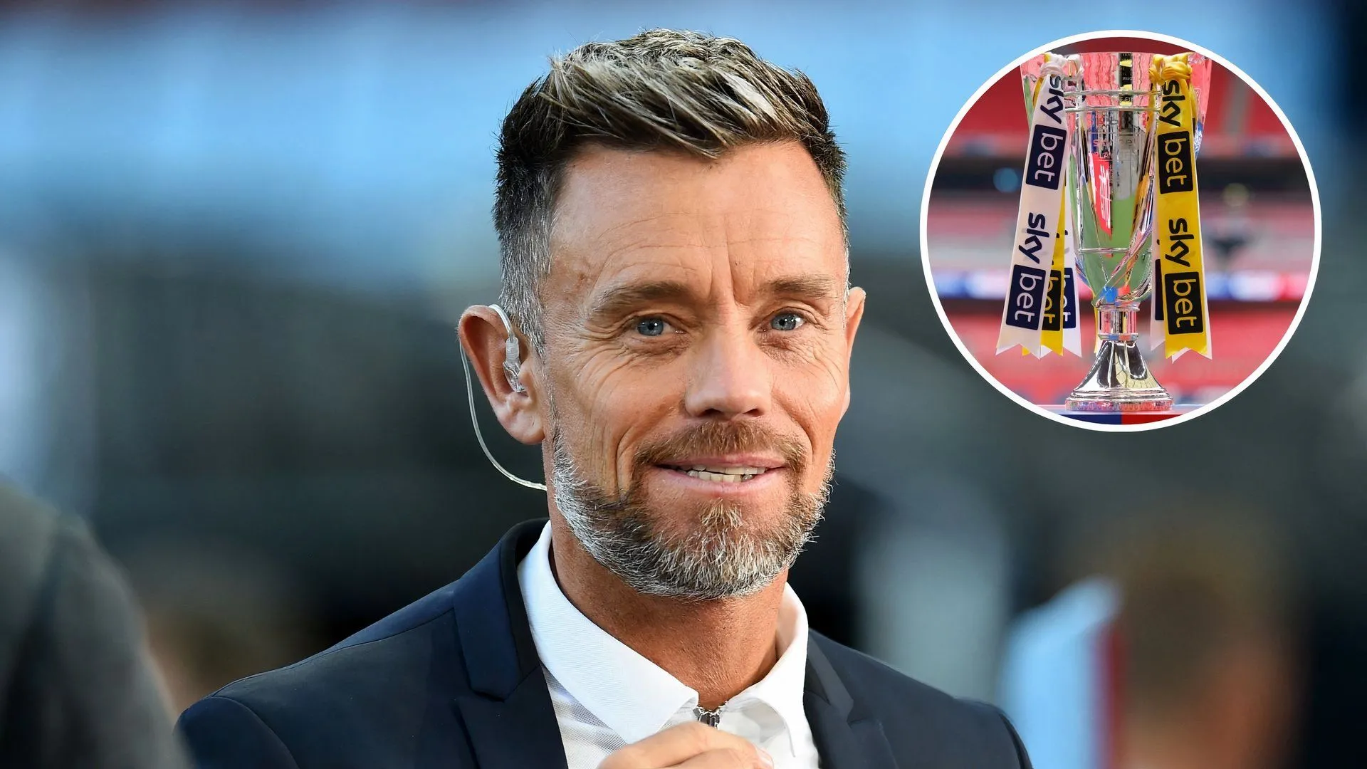 Cựu cầu thủ Lee Hendrie bên cạnh chiếc cúp play-off League One, biểu tượng cho cuộc đua thăng hạng khốc liệt