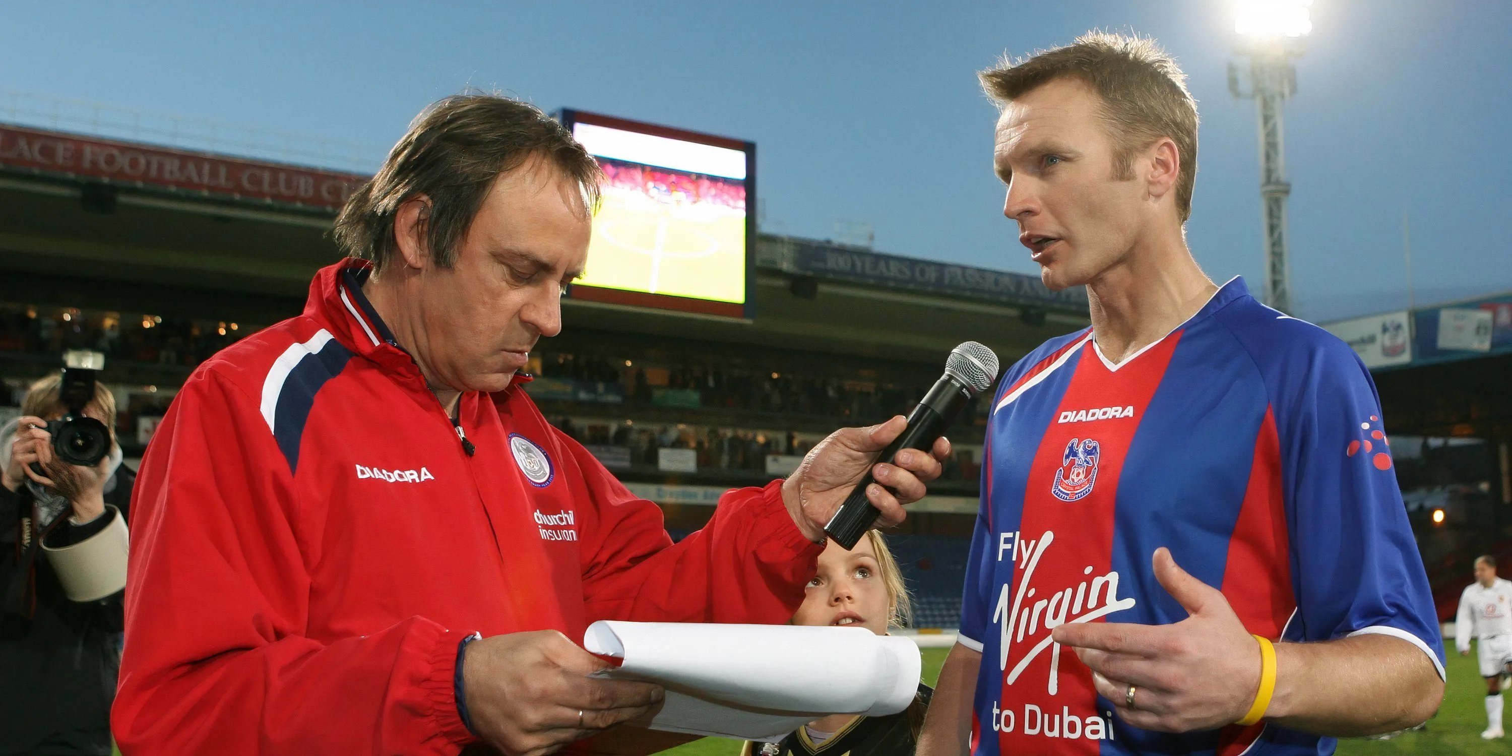 Cựu đội trưởng Geoff Thomas của Crystal Palace trên sân cỏ