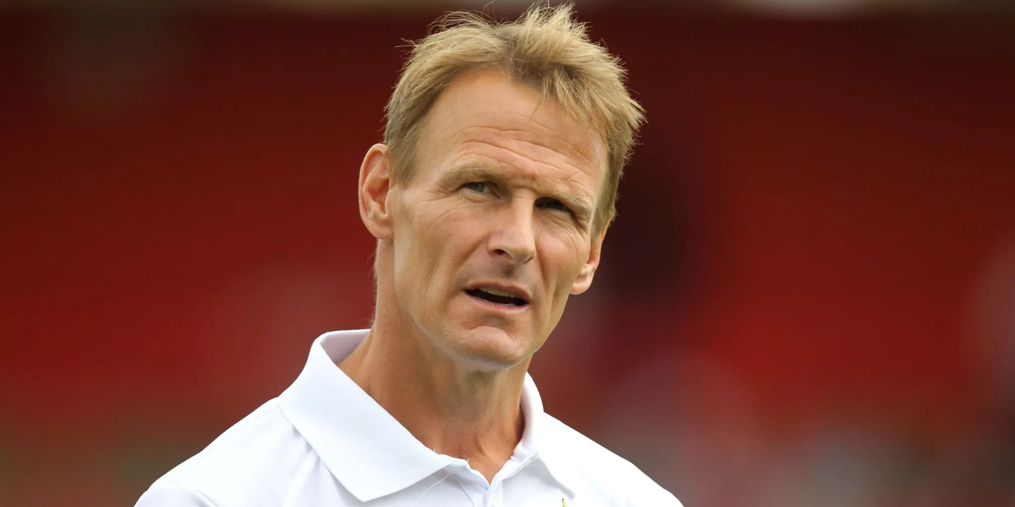 Cựu tiền đạo Teddy Sheringham khi còn làm huấn luyện viên