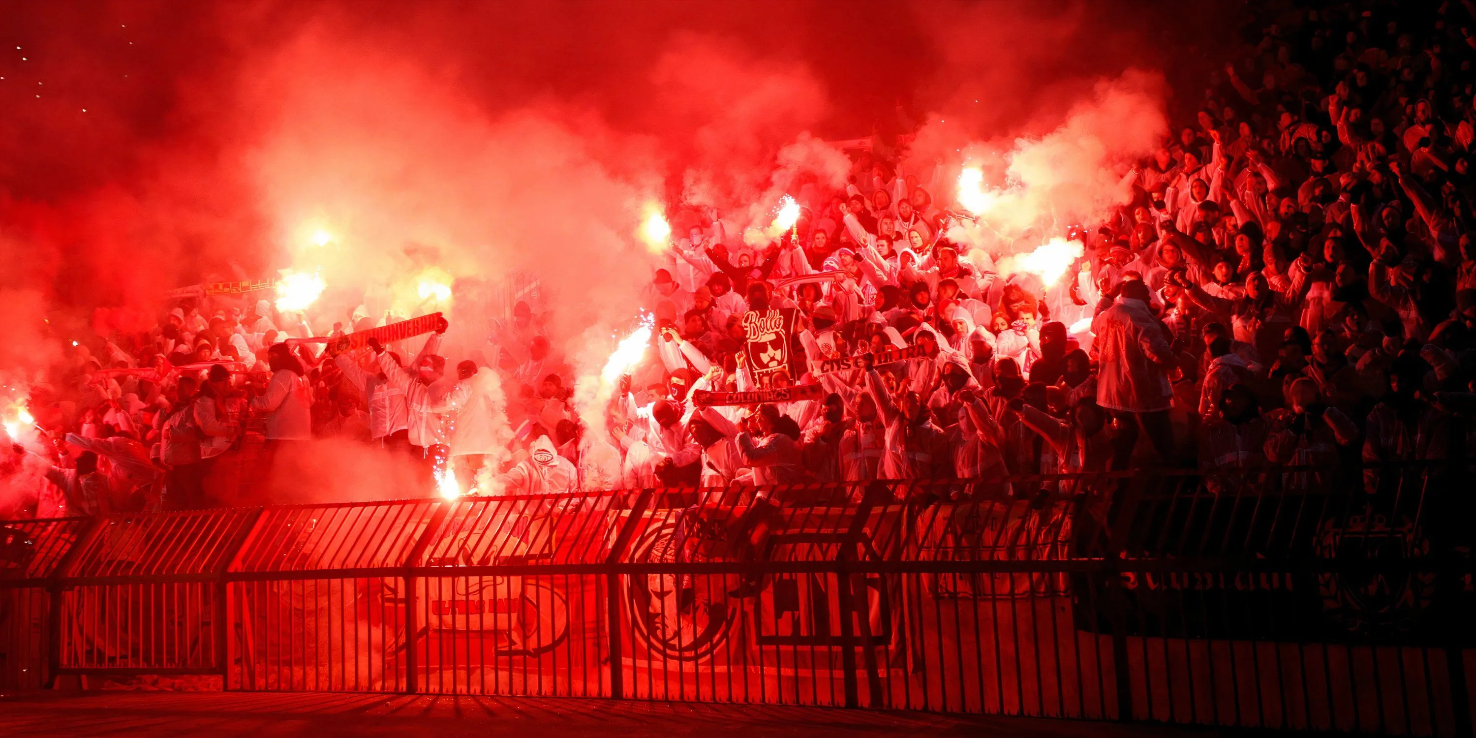 Đám đông cổ động viên Red Star Belgrade với khói màu và pháo sáng