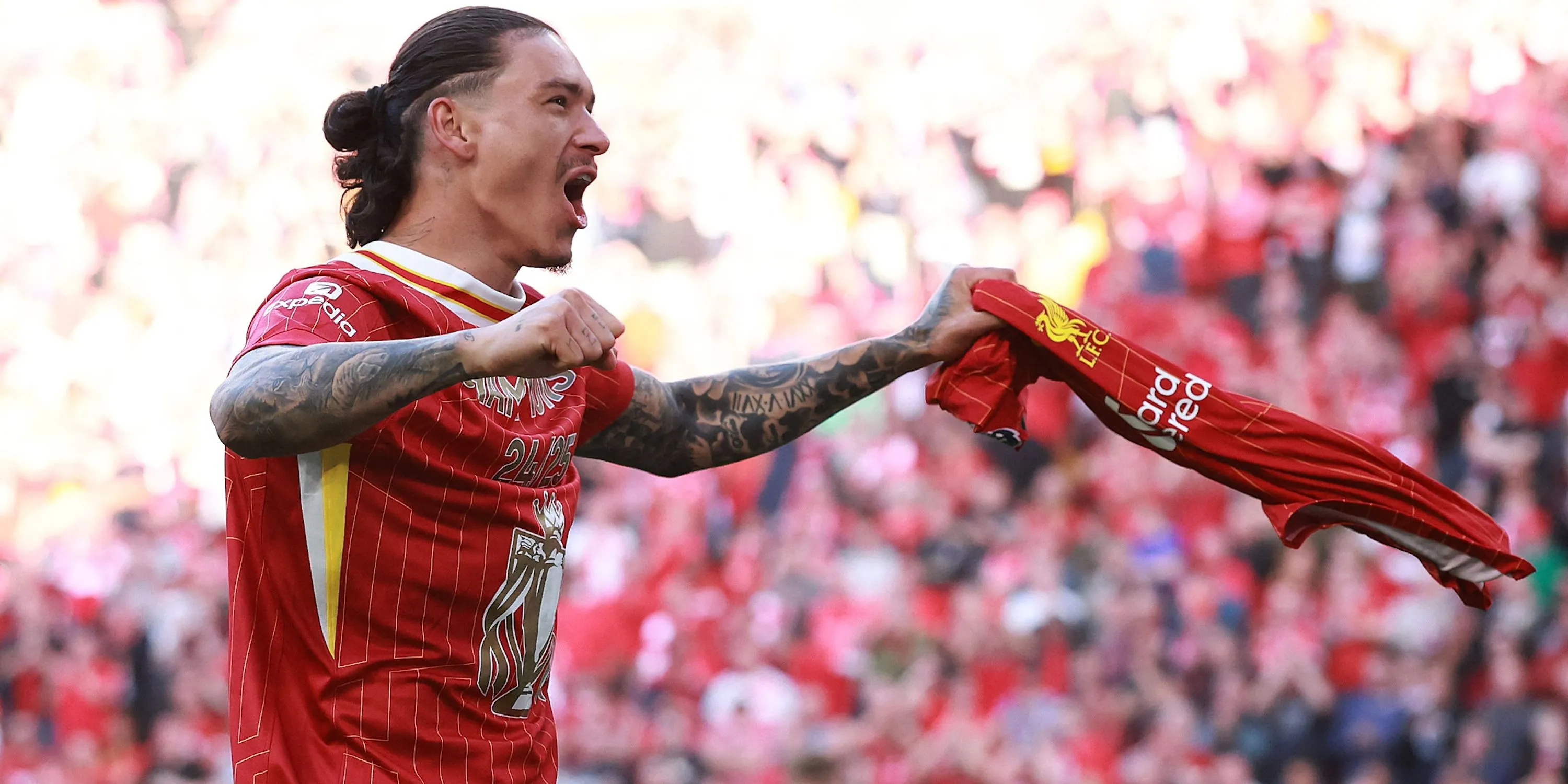Darwin Nunez ăn mừng chức vô địch Premier League cùng Liverpool dù tương lai chưa rõ ràng.