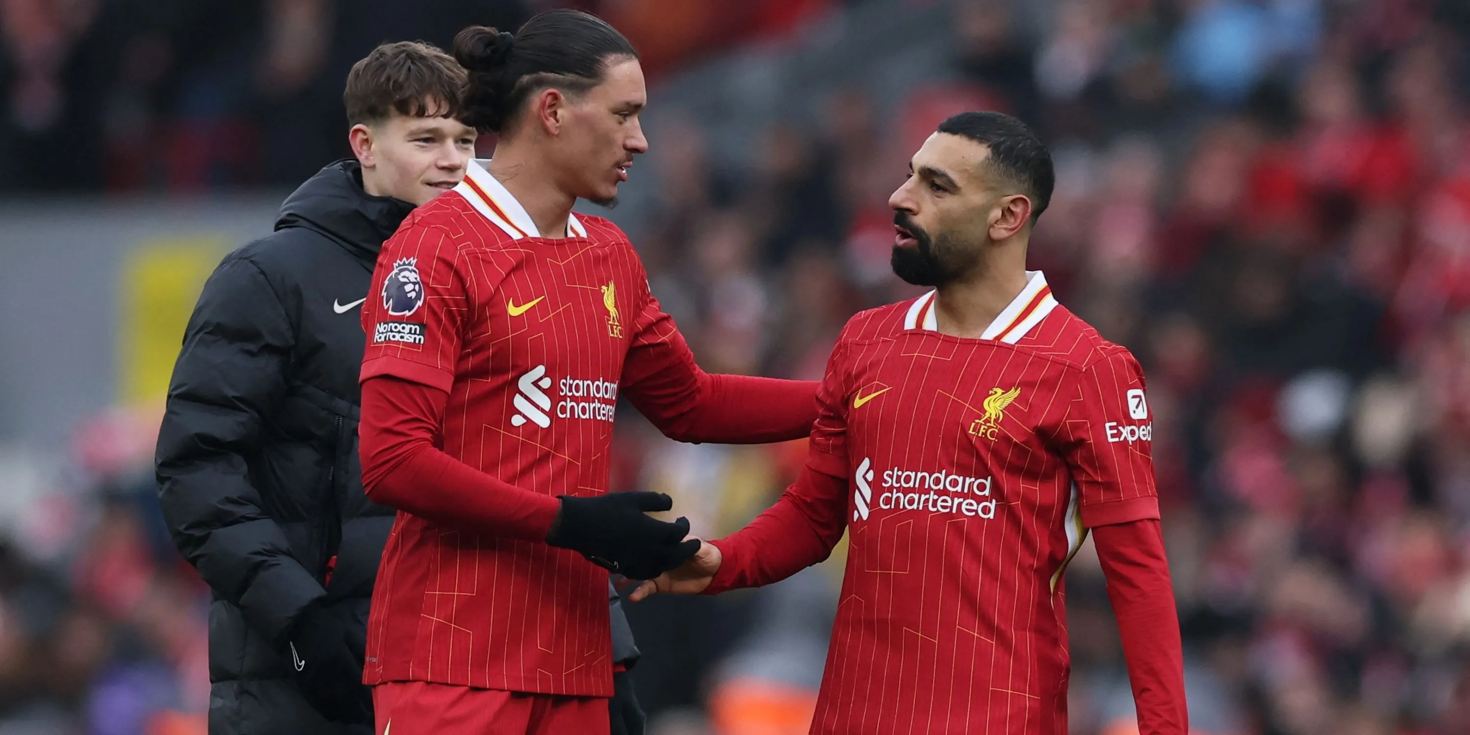 Darwin Nunez và Mohamed Salah ăn mừng bàn thắng cho Liverpool.