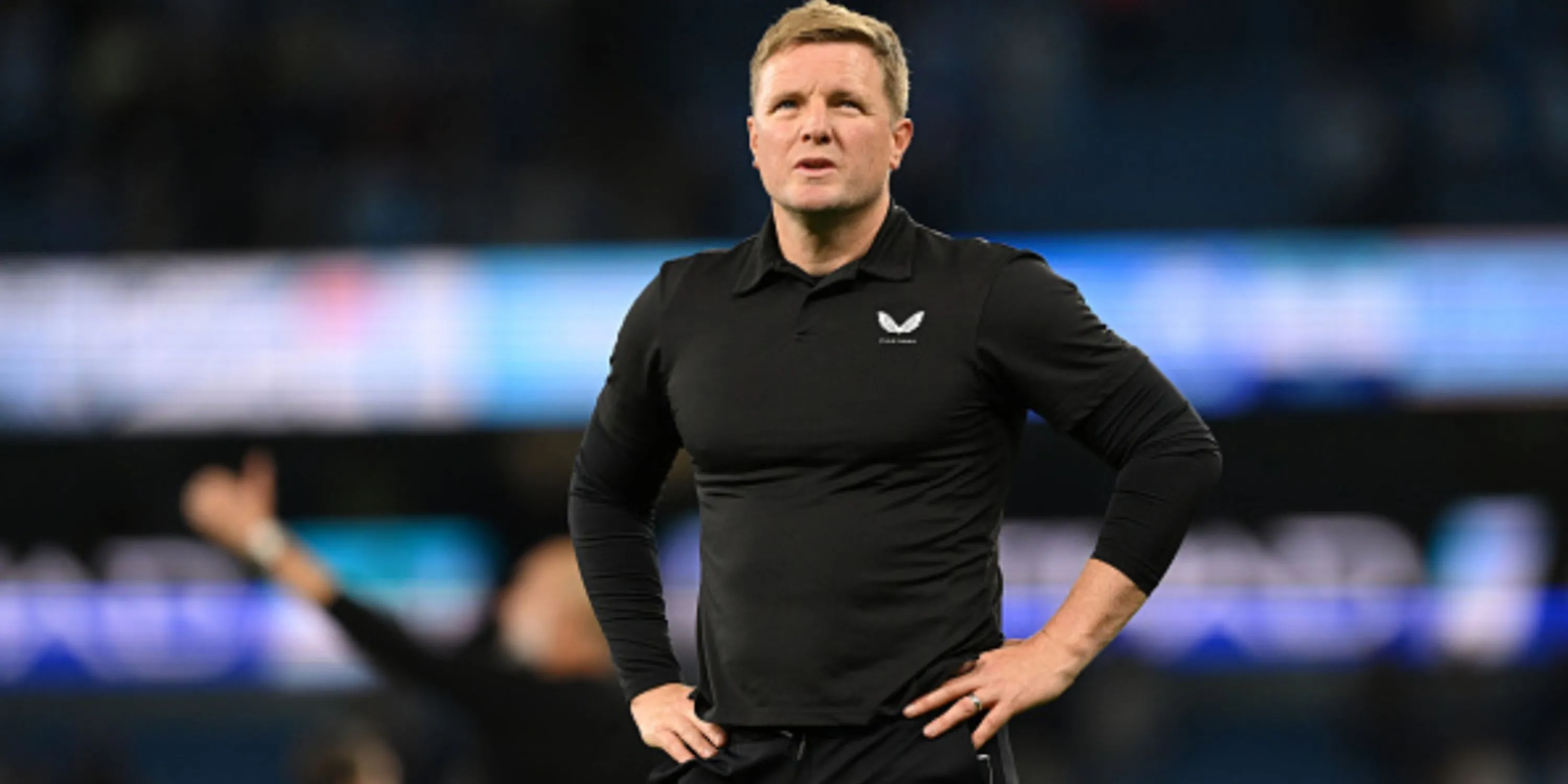 Eddie Howe chống tay lên hông