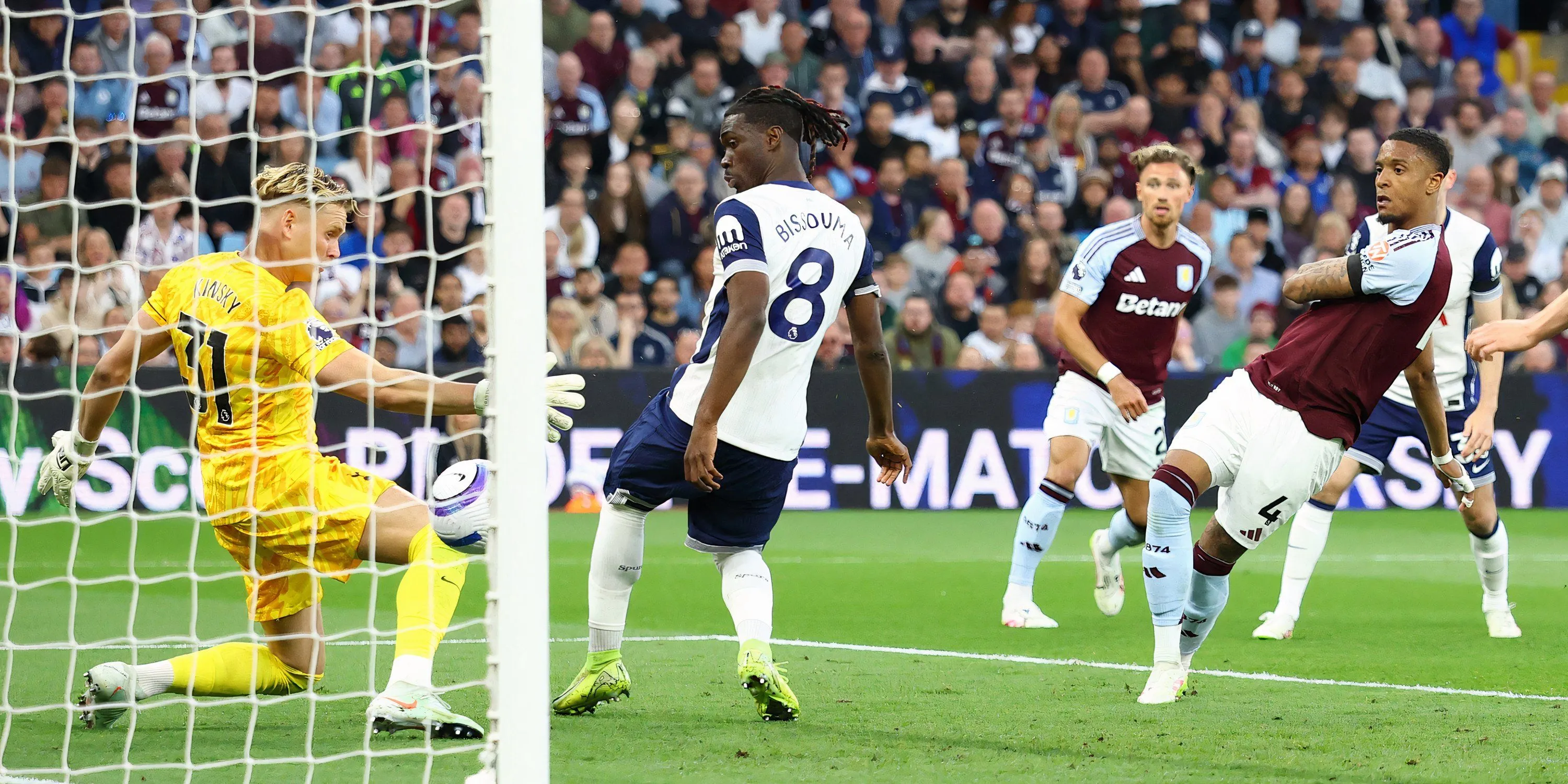 Ezri Konsa thi đấu chắc chắn trong chiến thắng của Aston Villa trước Tottenham