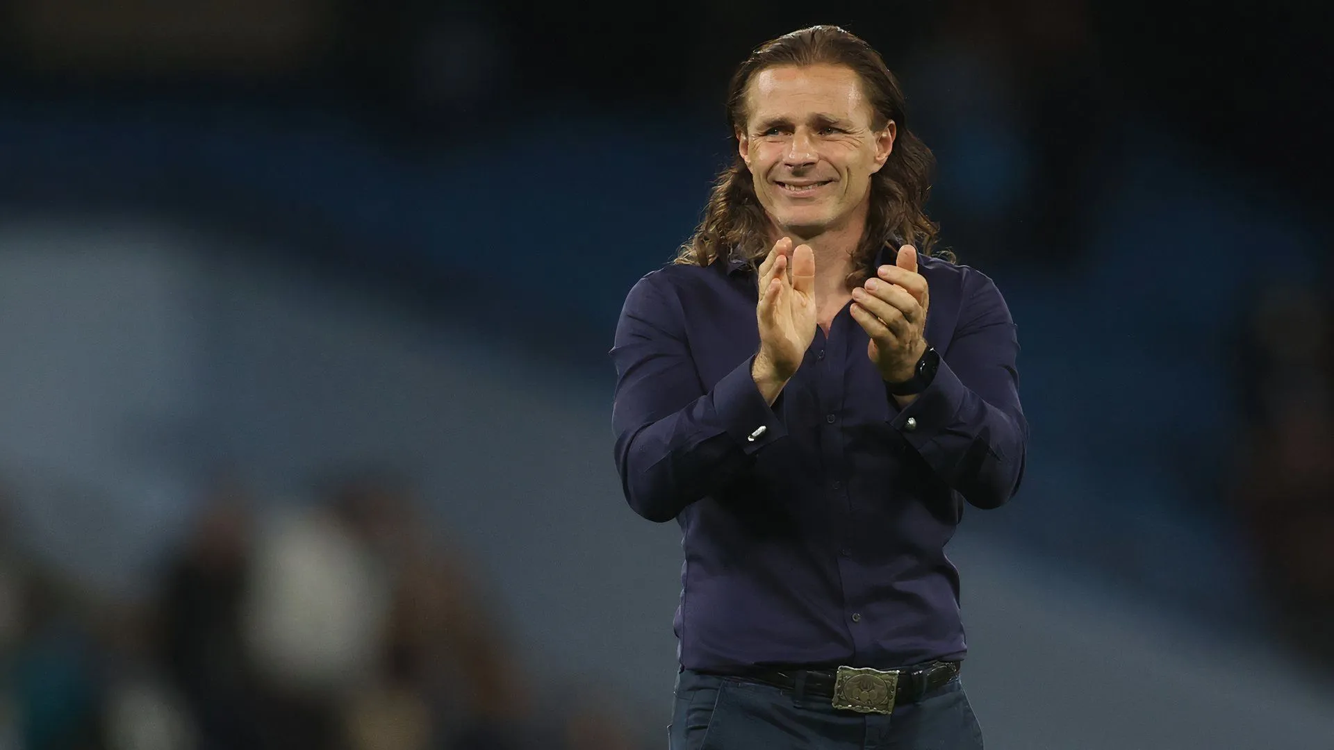 Gareth Ainsworth, cựu cầu thủ và HLV QPR, với phong cách đặc trưng