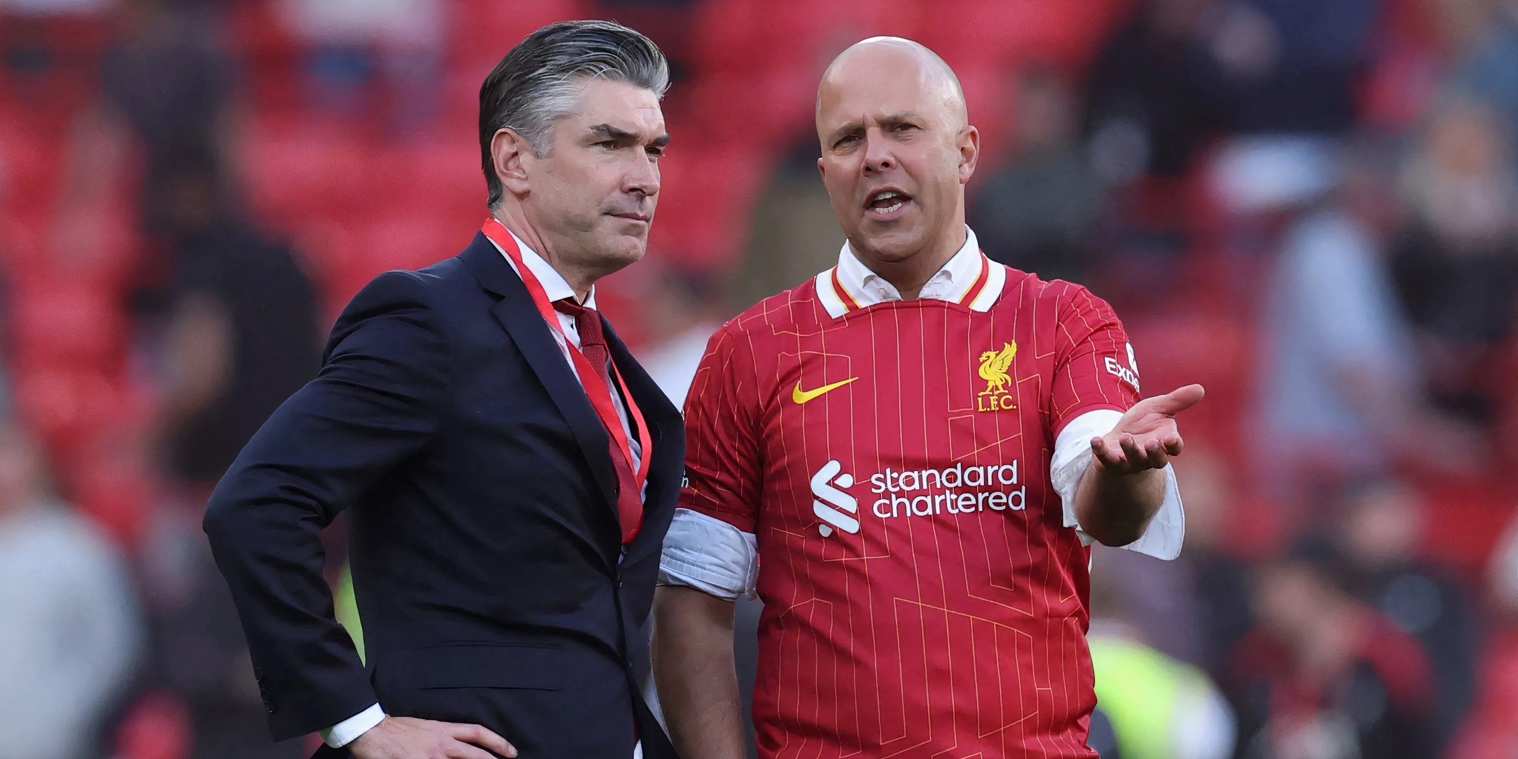 Giám đốc thể thao Richard Hughes và HLV Arne Slot trao đổi sau trận đấu của Liverpool.