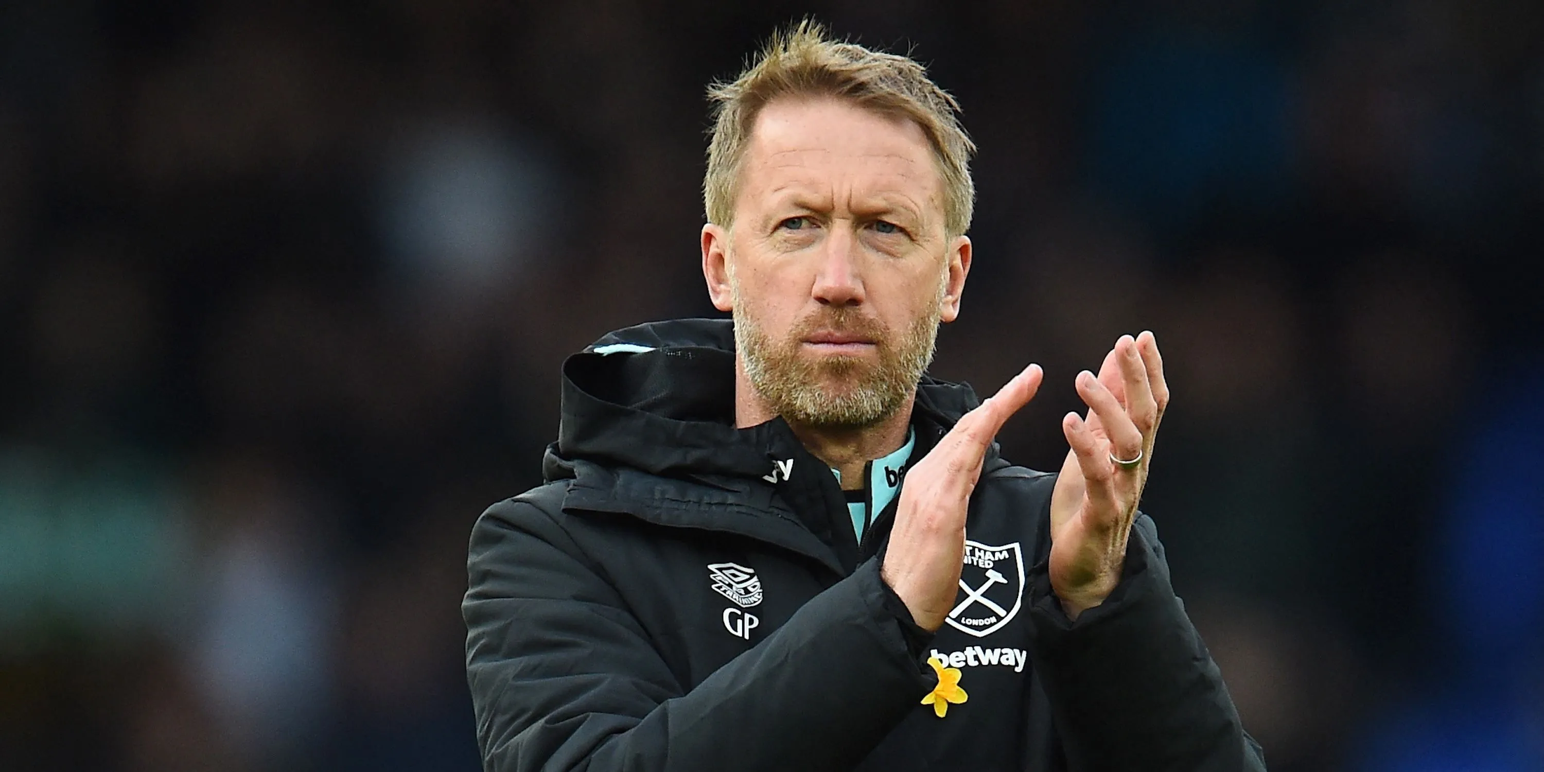 Graham Potter, huấn luyện viên West Ham, vỗ tay chào người hâm mộ sau trận đấu khi đội bóng nỗ lực cải thiện