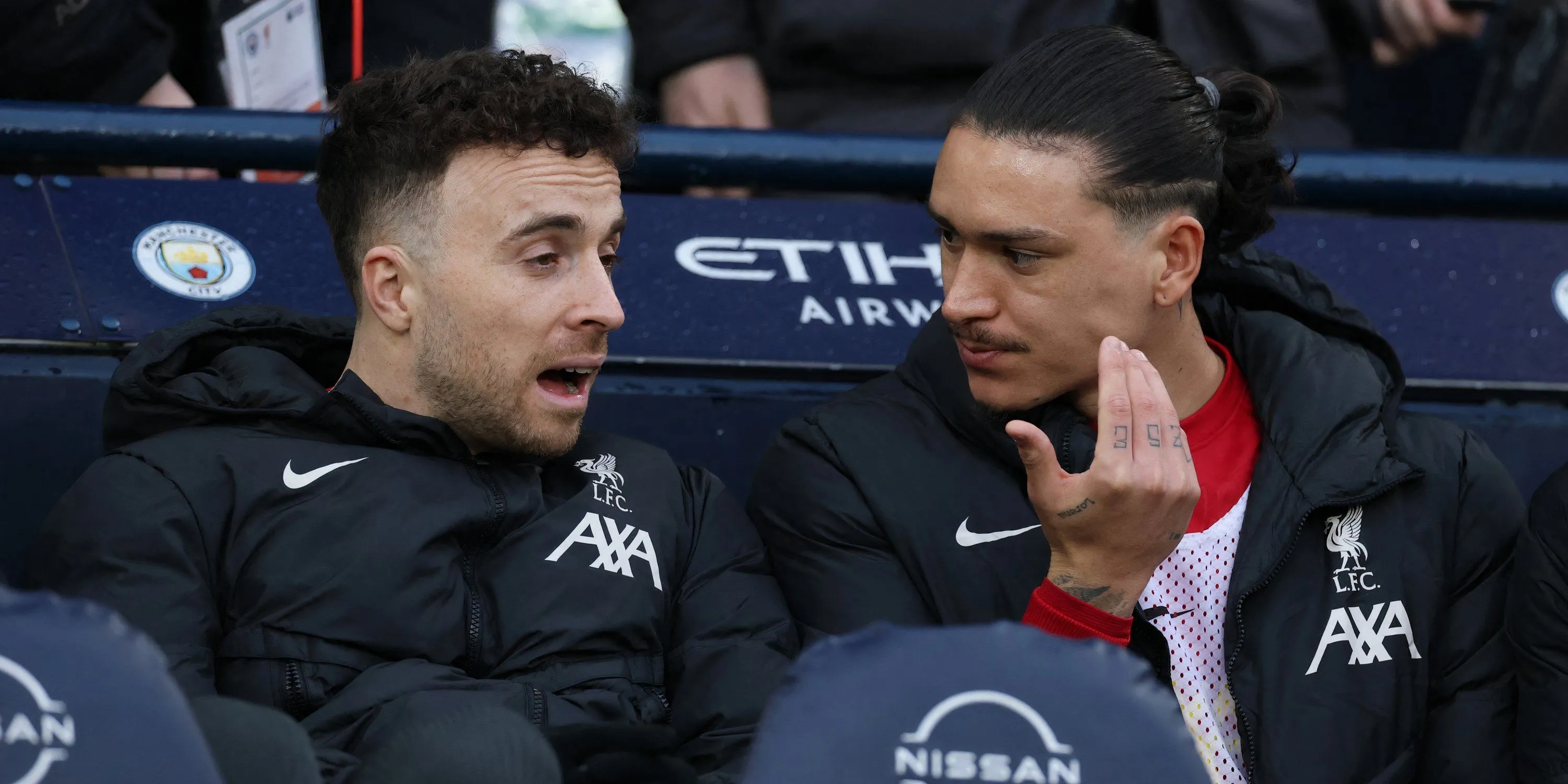 Hai tiền đạo của Liverpool, Darwin Nunez và Diogo Jota, trao đổi trên băng ghế dự bị