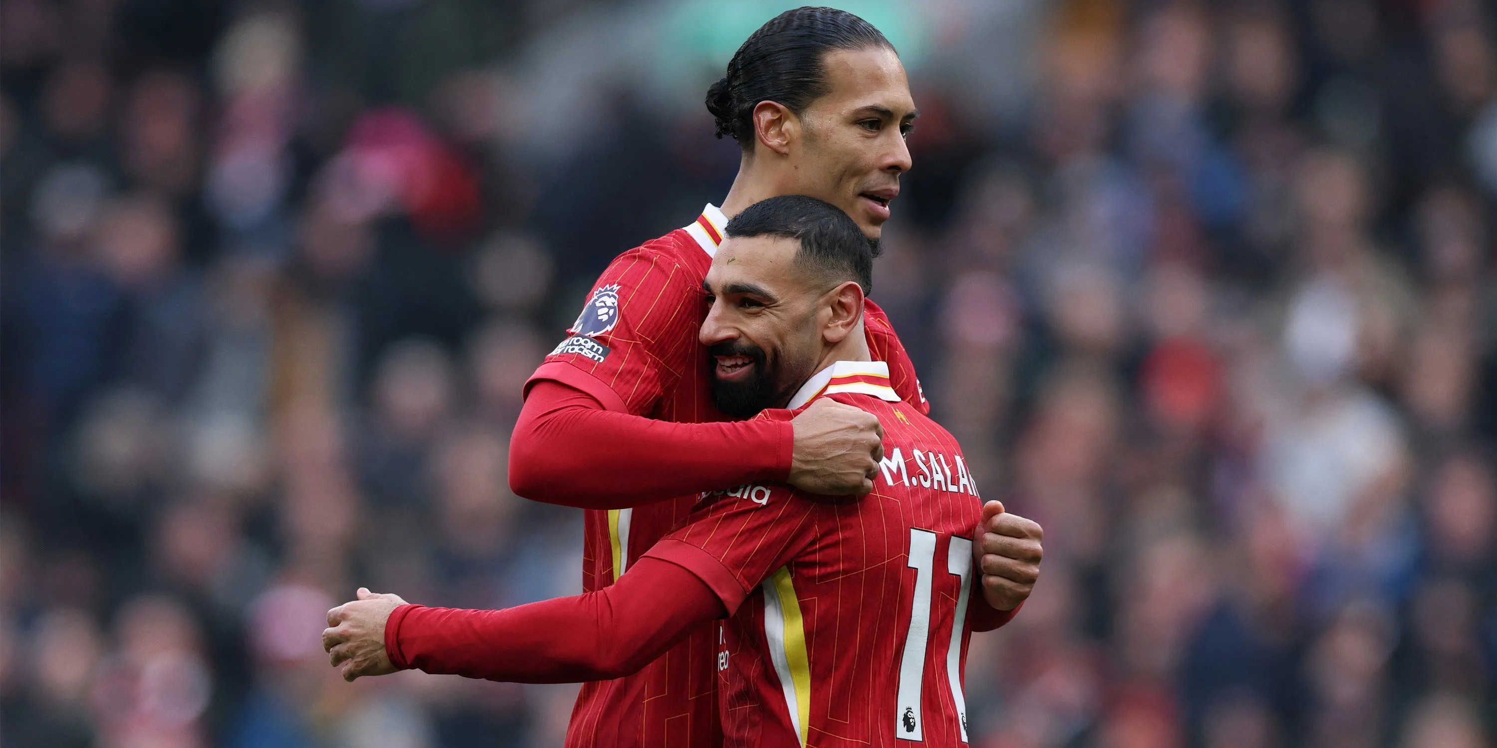 Hai trụ cột Virgil van Dijk và Mohamed Salah ăn mừng, cam kết tương lai với Liverpool.