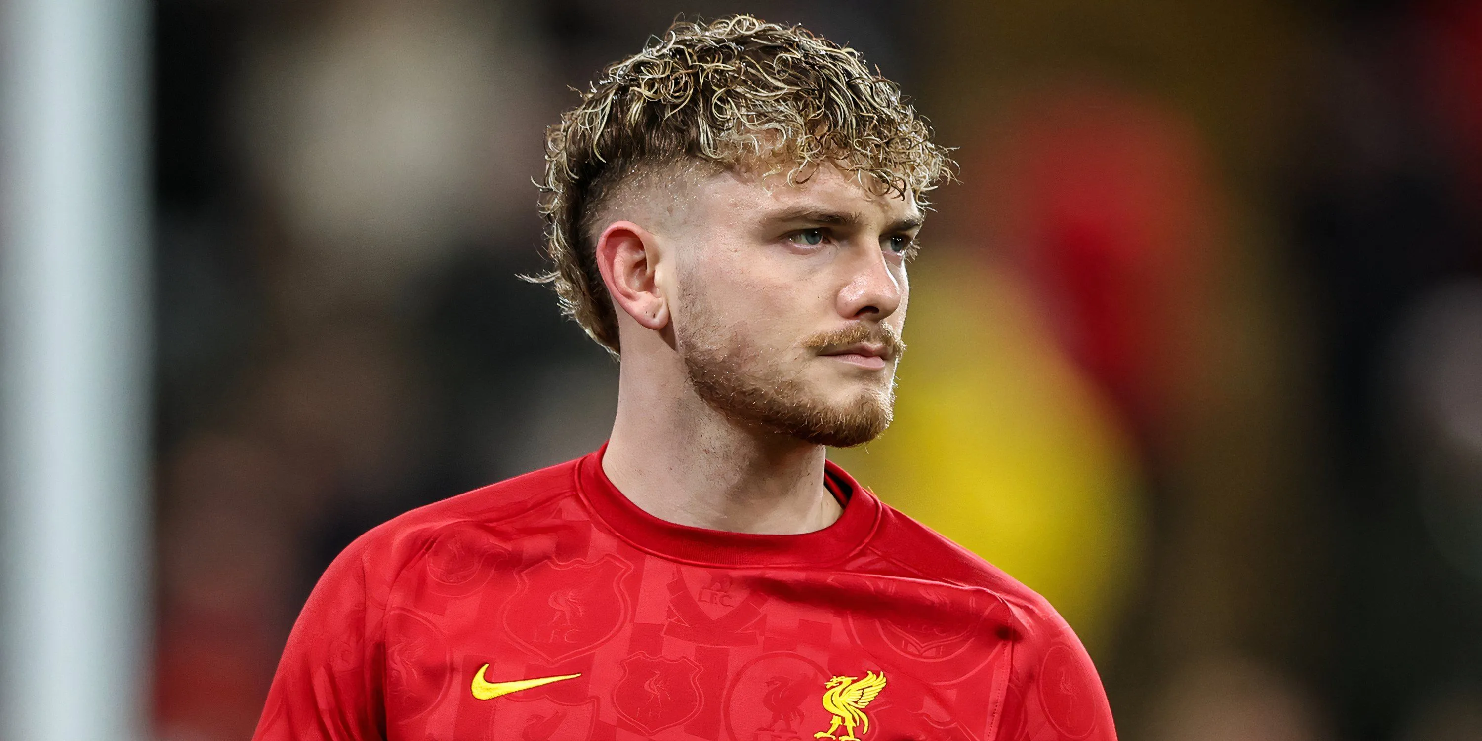 Harvey Elliott, tiền vệ Liverpool, trong buổi khởi động trước trận đấu giữa lúc có tin đồn chuyển nhượng.