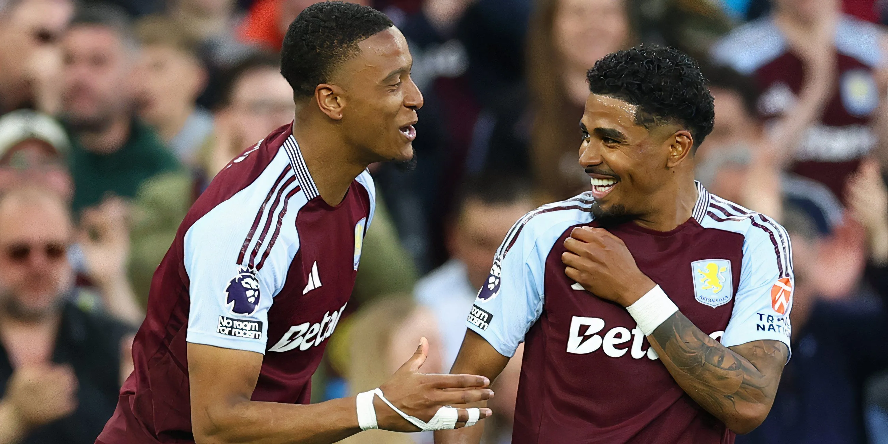 Hậu vệ Ezri Konsa ăn mừng bàn thắng giúp Aston Villa dẫn trước