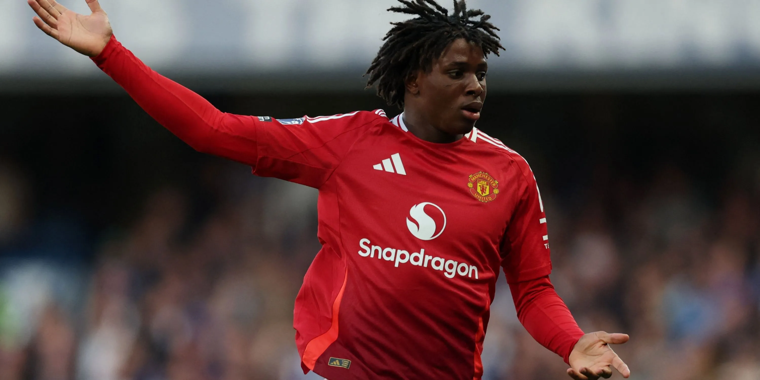 Hậu vệ Patrick Dorgu của Manchester United trong pha tranh chấp