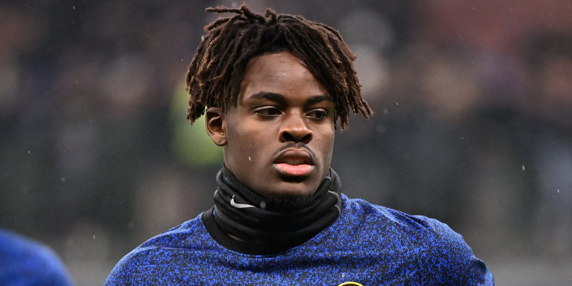 Hậu vệ Yann Bisseck của Inter Milan trong một pha tranh chấp bóng bổng tại Serie A