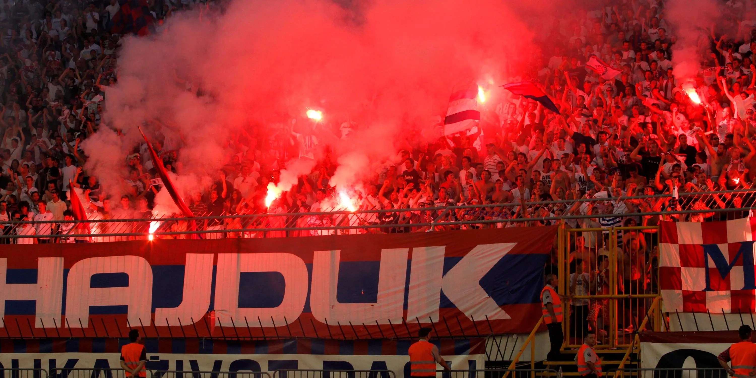 Hình ảnh cổ động viên Hajduk Split (Torchida Split) trên khán đài