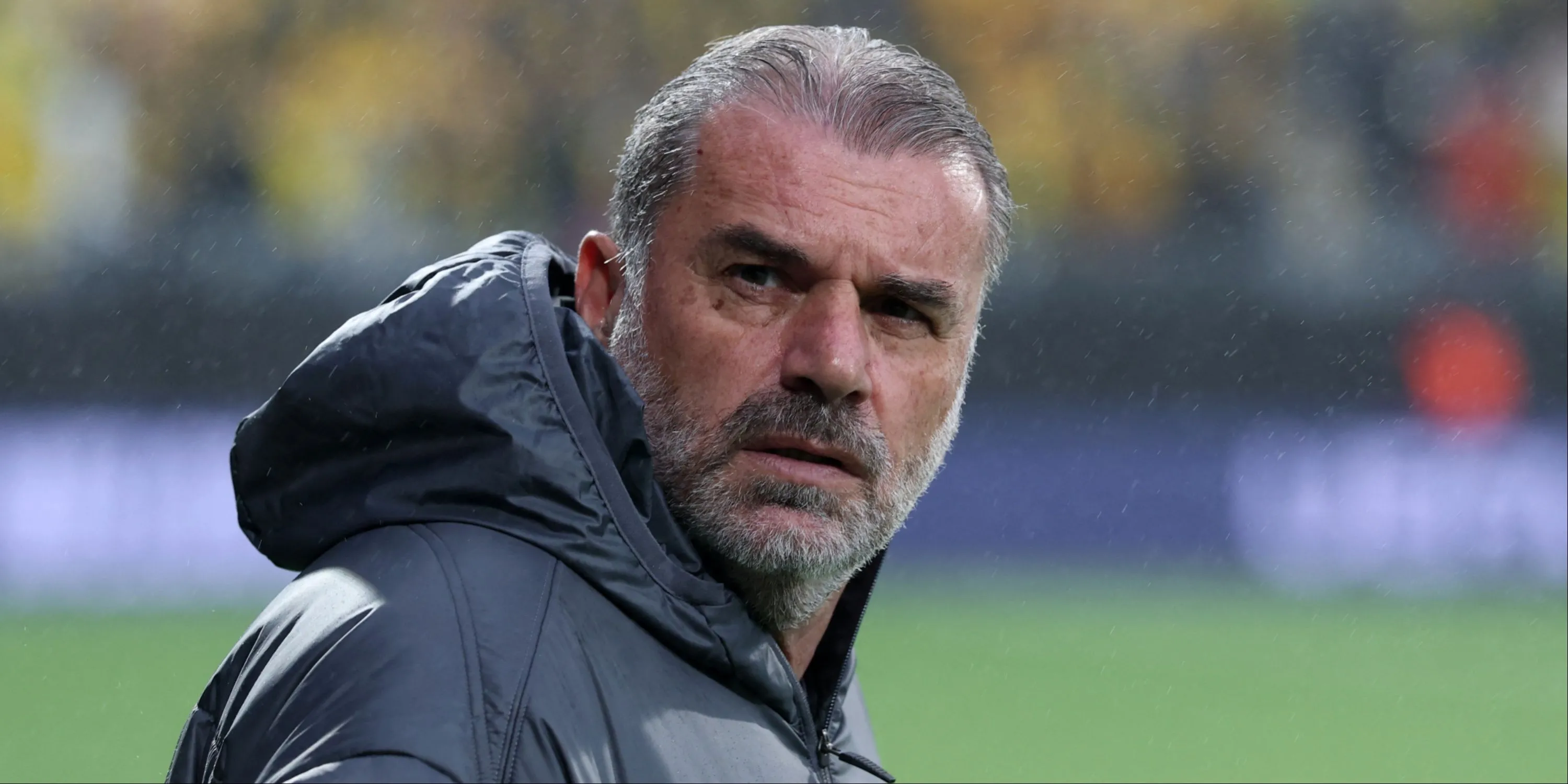 HLV Ange Postecoglou chỉ đạo chiến thuật cho Tottenham