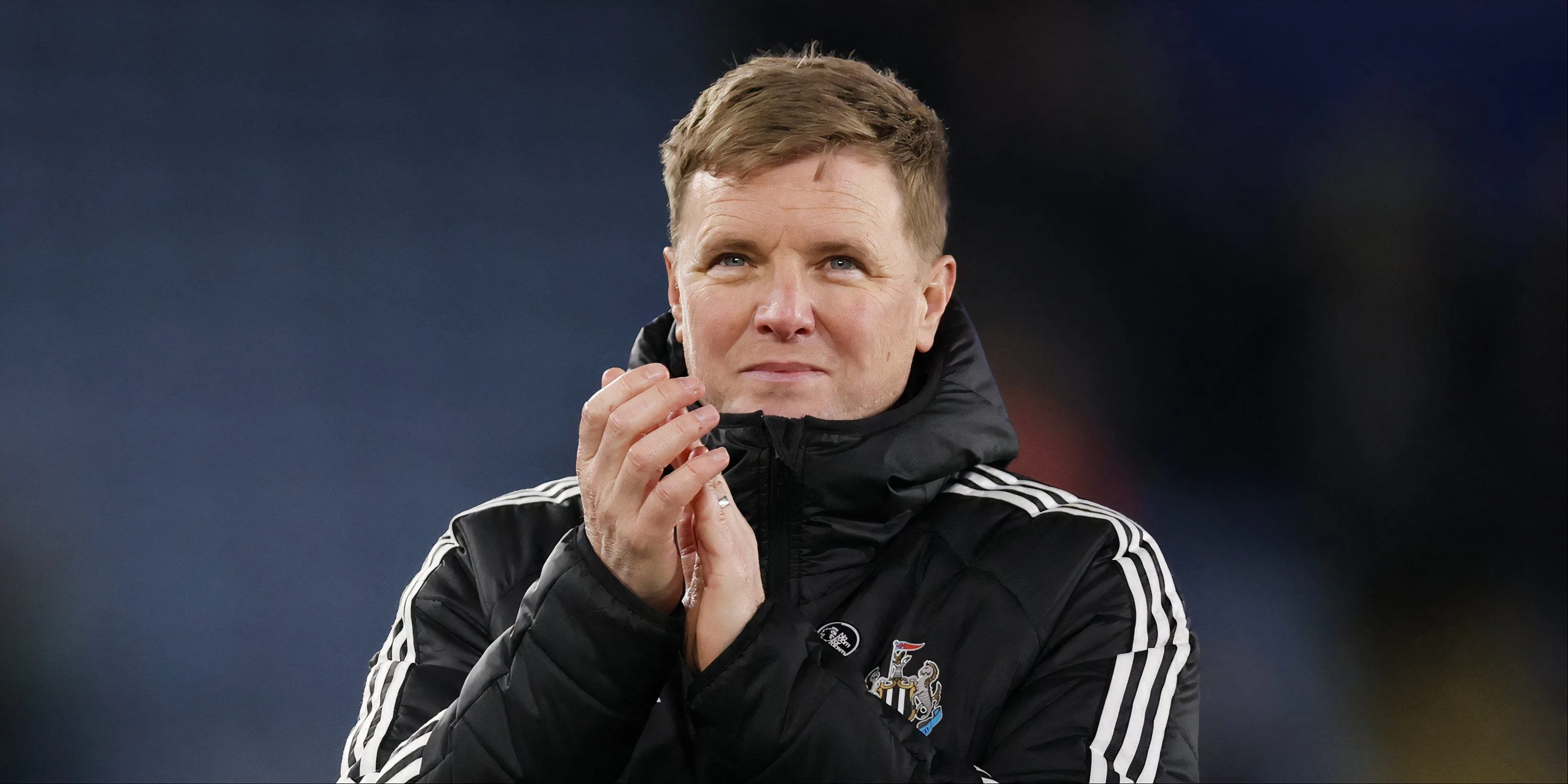 HLV Eddie Howe ăn mừng chiến thắng cùng các cầu thủ Newcastle United
