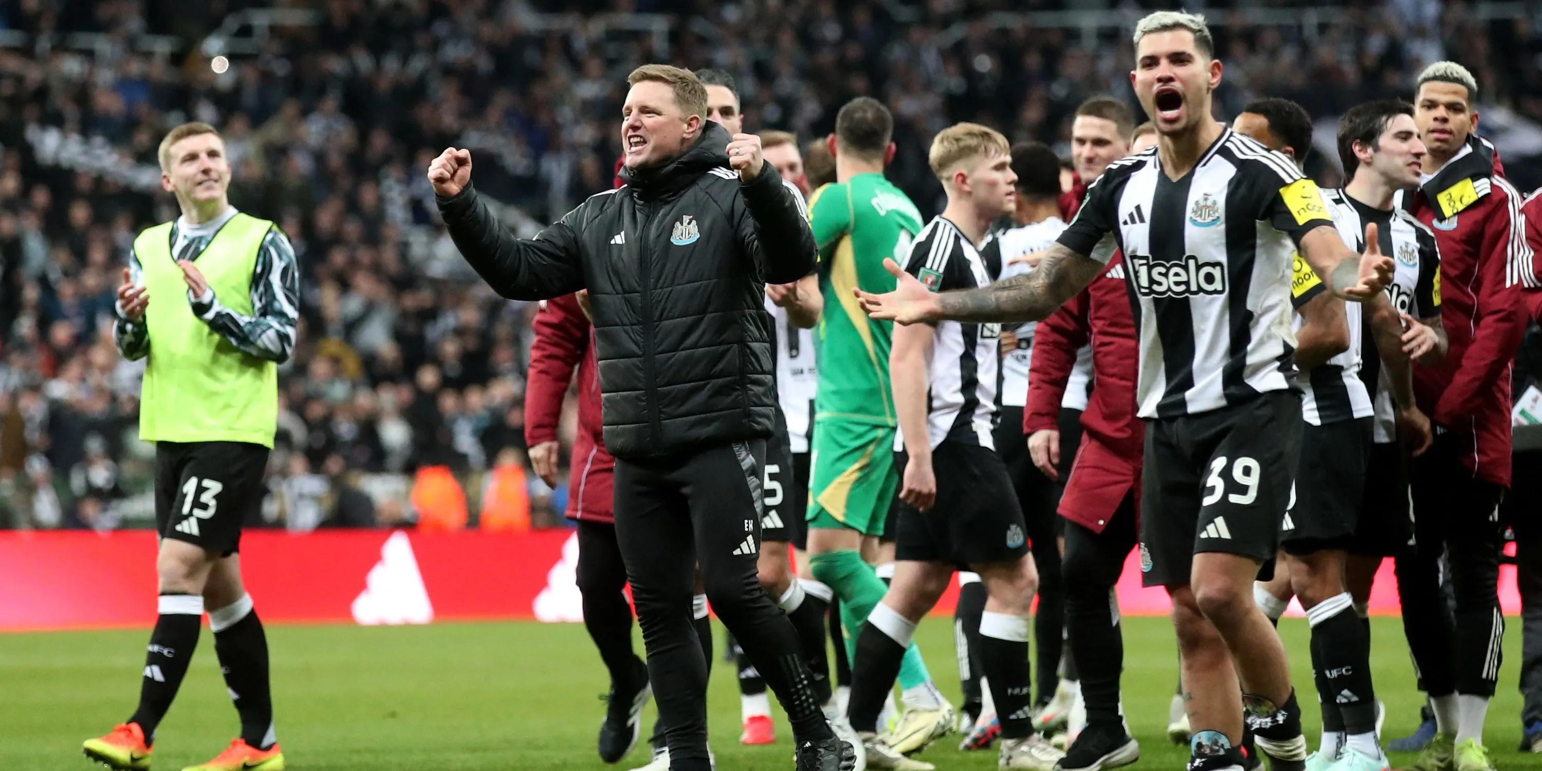 HLV Eddie Howe và Bruno Guimaraes ăn mừng - Biểu tượng tham vọng của Newcastle United