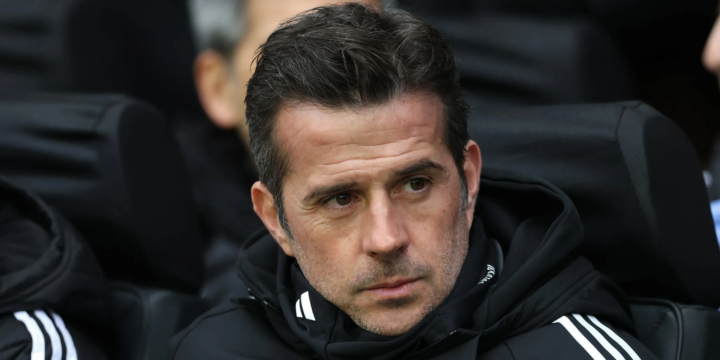 HLV Marco Silva theo dõi trận đấu từ khu vực kỹ thuật của Fulham