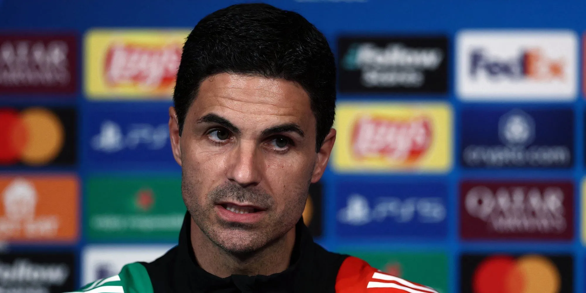 HLV Mikel Arteta của Arsenal trả lời phỏng vấn sau trận đấu, gương mặt lộ vẻ suy tư.