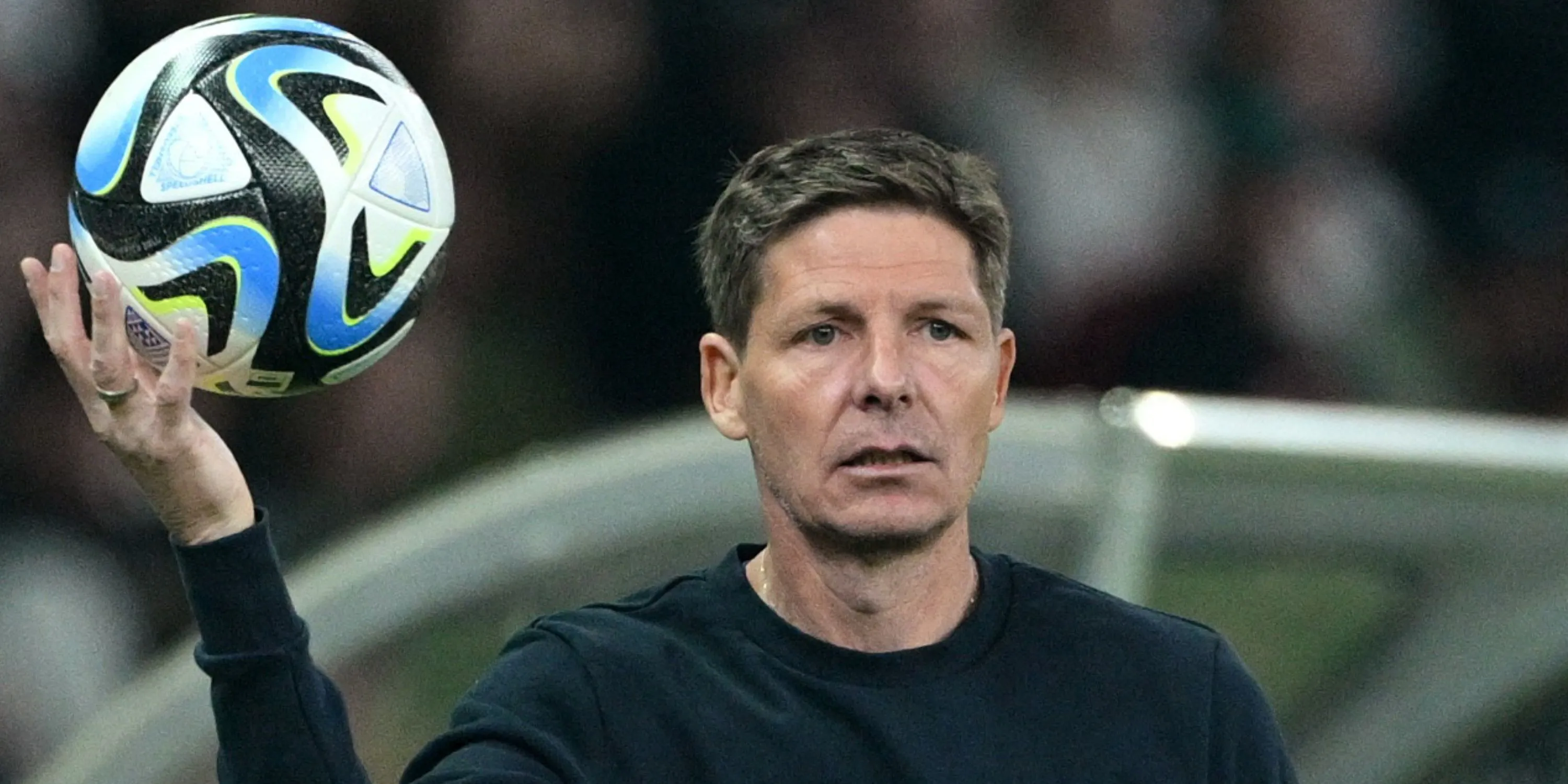 HLV mới của Crystal Palace Oliver Glasner với quả bóng khi ông còn là HLV của Eintracht Frankfurt